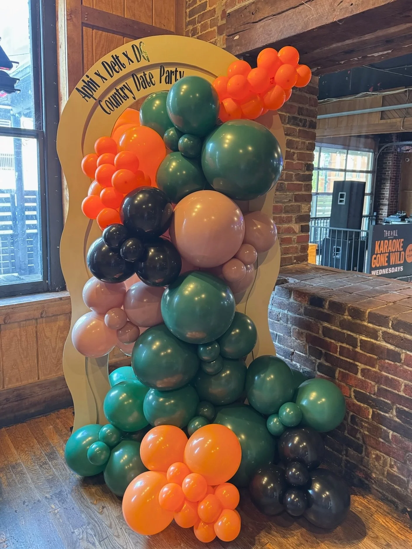 Let&rsquo;s party with some magic ✨💖🎈

Sign: @craftsbyab 

#party #majesticballoons #balloons #sharethelex #lexingtonky #aphi #sorority #balloonsetup #sororitysisters