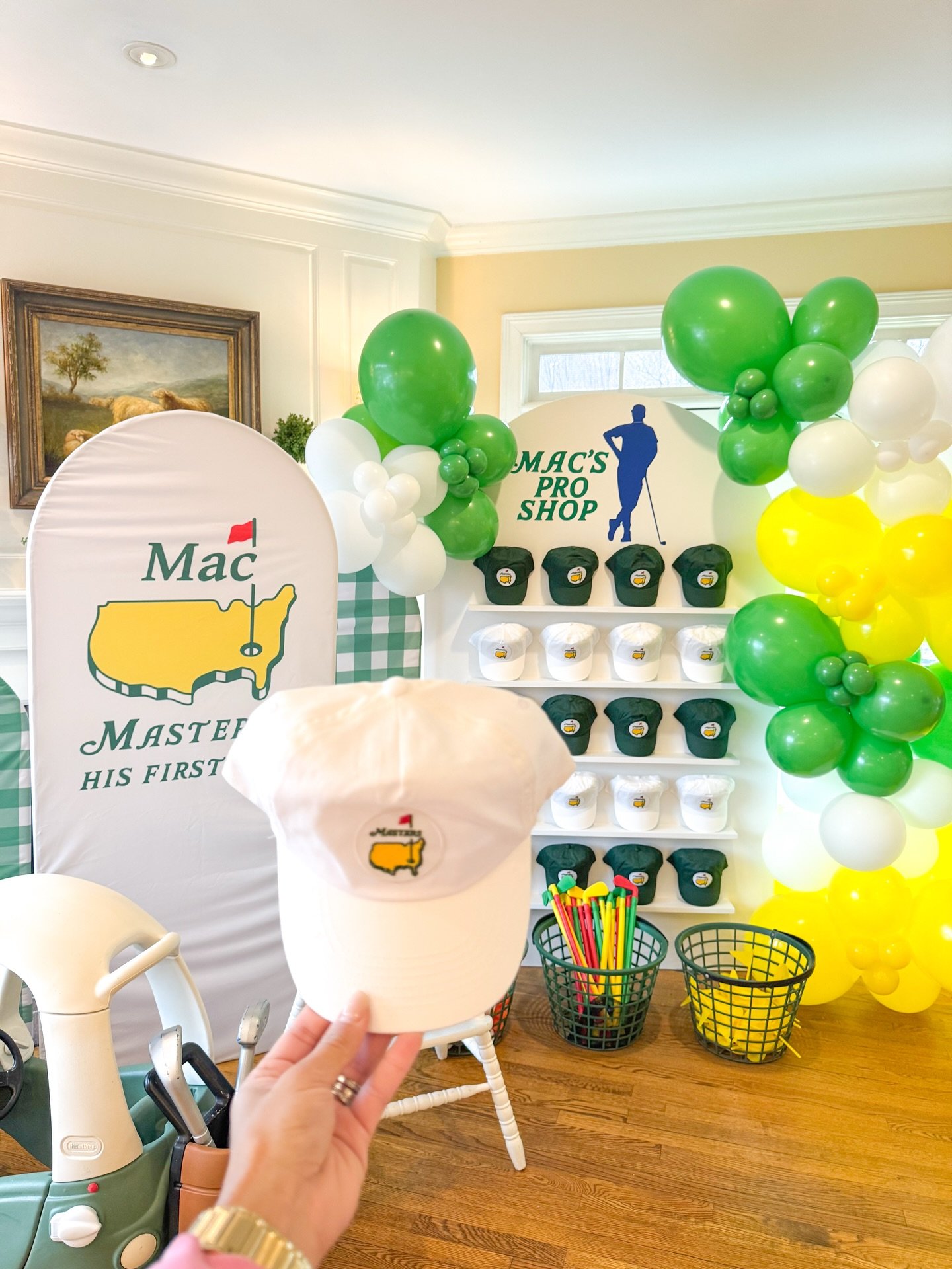 A Little golfer turns ONE ⛳️

Panel with shelves ✔️
Masters hat moment ✔️
Balloon garland ✔️

Clean. Classic. Such a fun theme for turning ONE 💚

#FirstBirthday #GolfThemeParty #OneDerPar #MajesticBalloonsKY #lexingtonkyevents