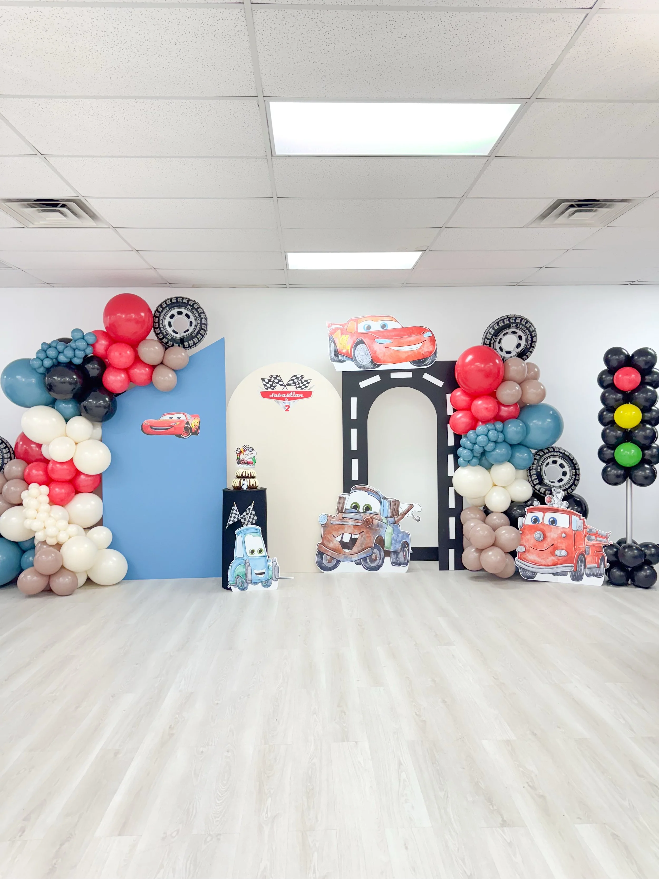 Looking for the perfect space for your next celebration? 

Welcome to The Majestic Venue! A clean, modern, and elegant event space located in the Hamburg area. 

Perfect for graduations, birthdays, baby showers, bridal showers, bachelorettes, corpora