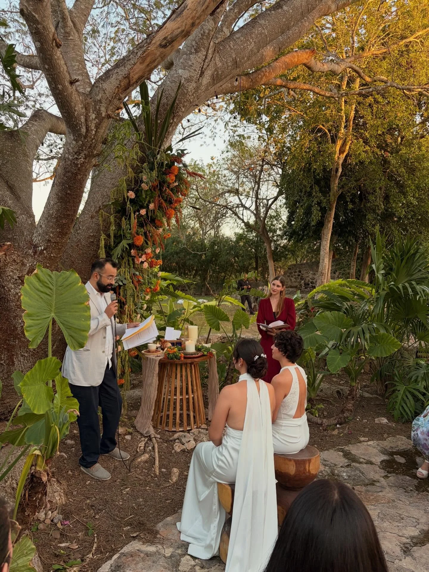 Ceremonia de uni&oacute;n de Jess &amp; Mich ✨🌱

Dos almas, un altar, y muchas personas de testigo  celebrando el amor; amor bonito, amor en paz, amor que solo es.❤️