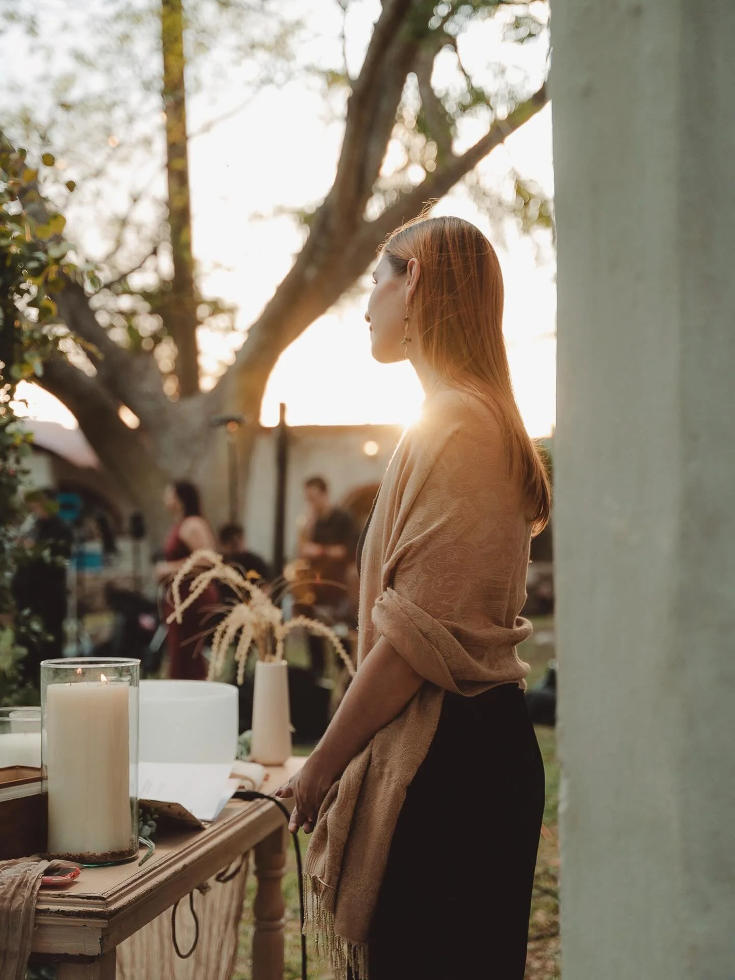 🕯️Ser sacerdotisa es lo que soy cuando me permito expresar el amor profundamente. 

No es solo oficiar ceremonias, 
es sostener encuentros, 
es traducir lo invisible en palabras, 
es ser testigo del amor de dos historias que se eligen con conciencia
