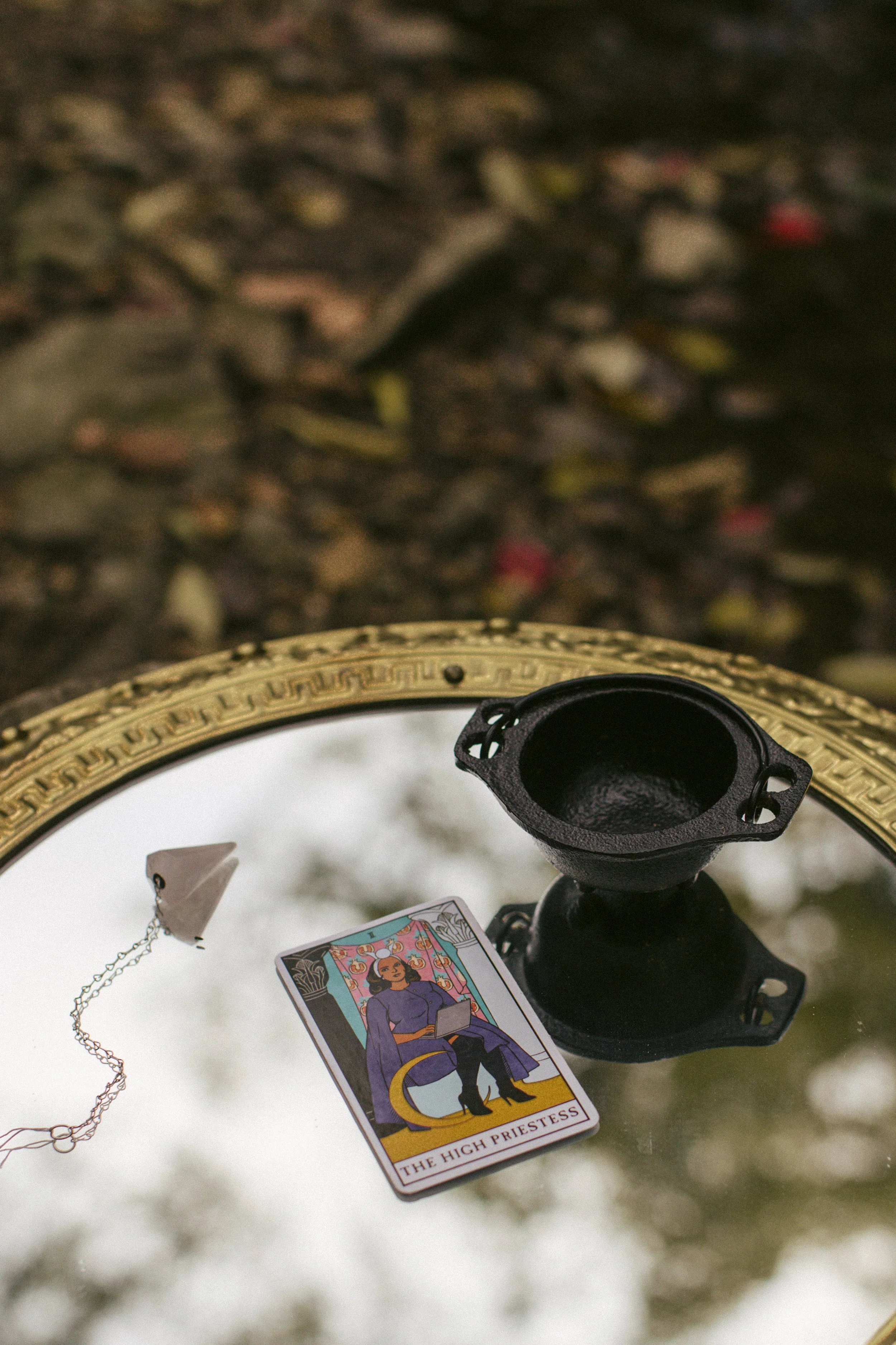 Tarot card and pendulum used as symnnolic reflection tools in Jungian Therapy