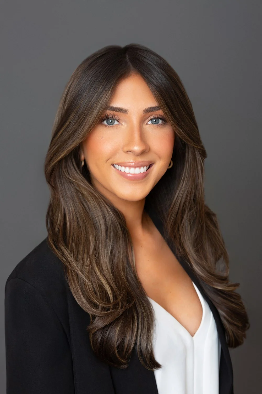 chicago-il-linkedin-professional-headshots-studio-woman-grey-background-01.jpg