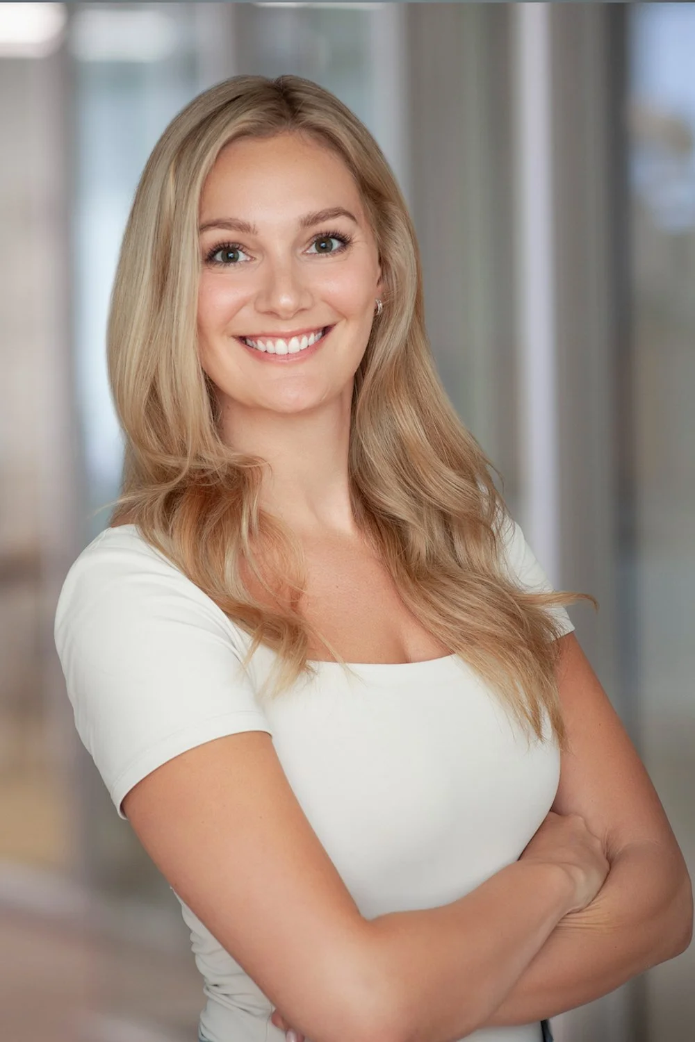 chicago-il-linkedin-professional-headshots-studio-woman-office-background.jpg