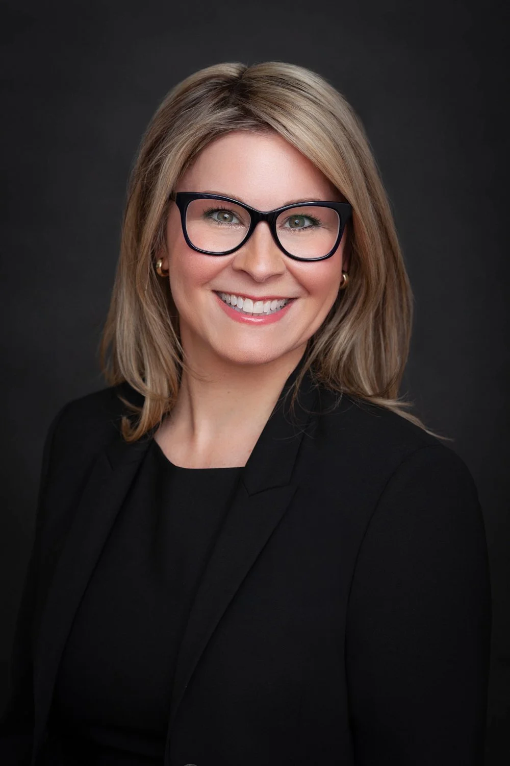 chicago-il-business-executive-headshots-studio-woman-black-backdrop.jpg