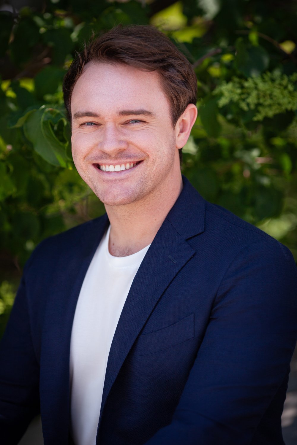 chicago-il-business-executive-headshots-studio-man-blue-blazer-outside.jpg