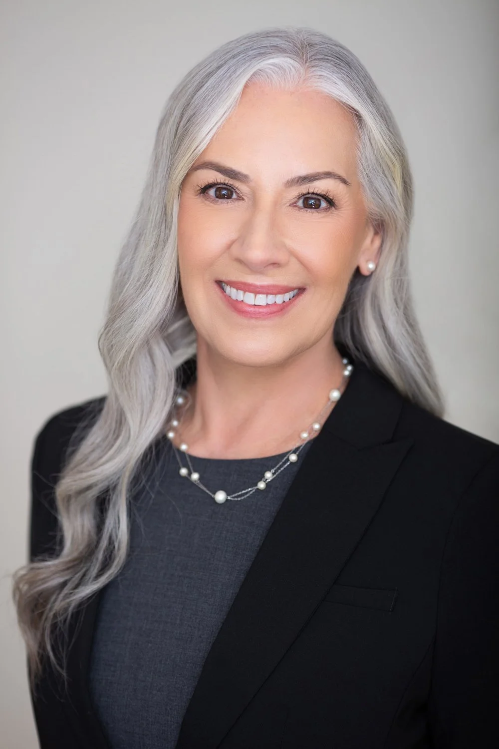 chicago-il-business-executive-headshots-studio-woman-grey-background.jpg