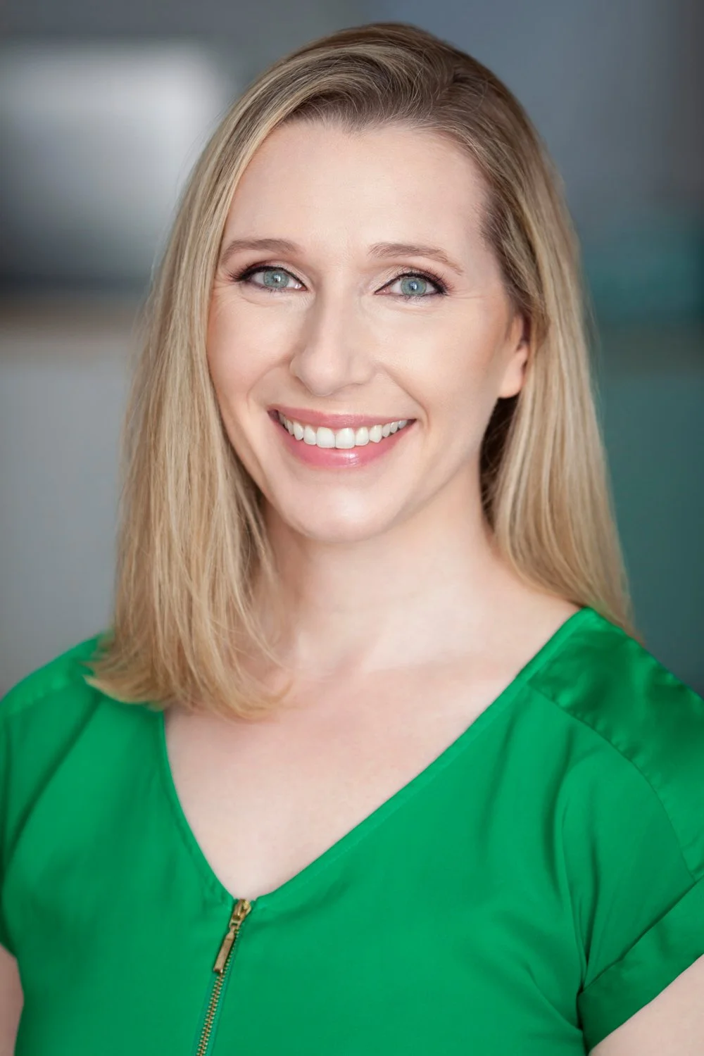 chicago-il-linkedin-professional-headshots-studio-woman-green-shirt.jpg