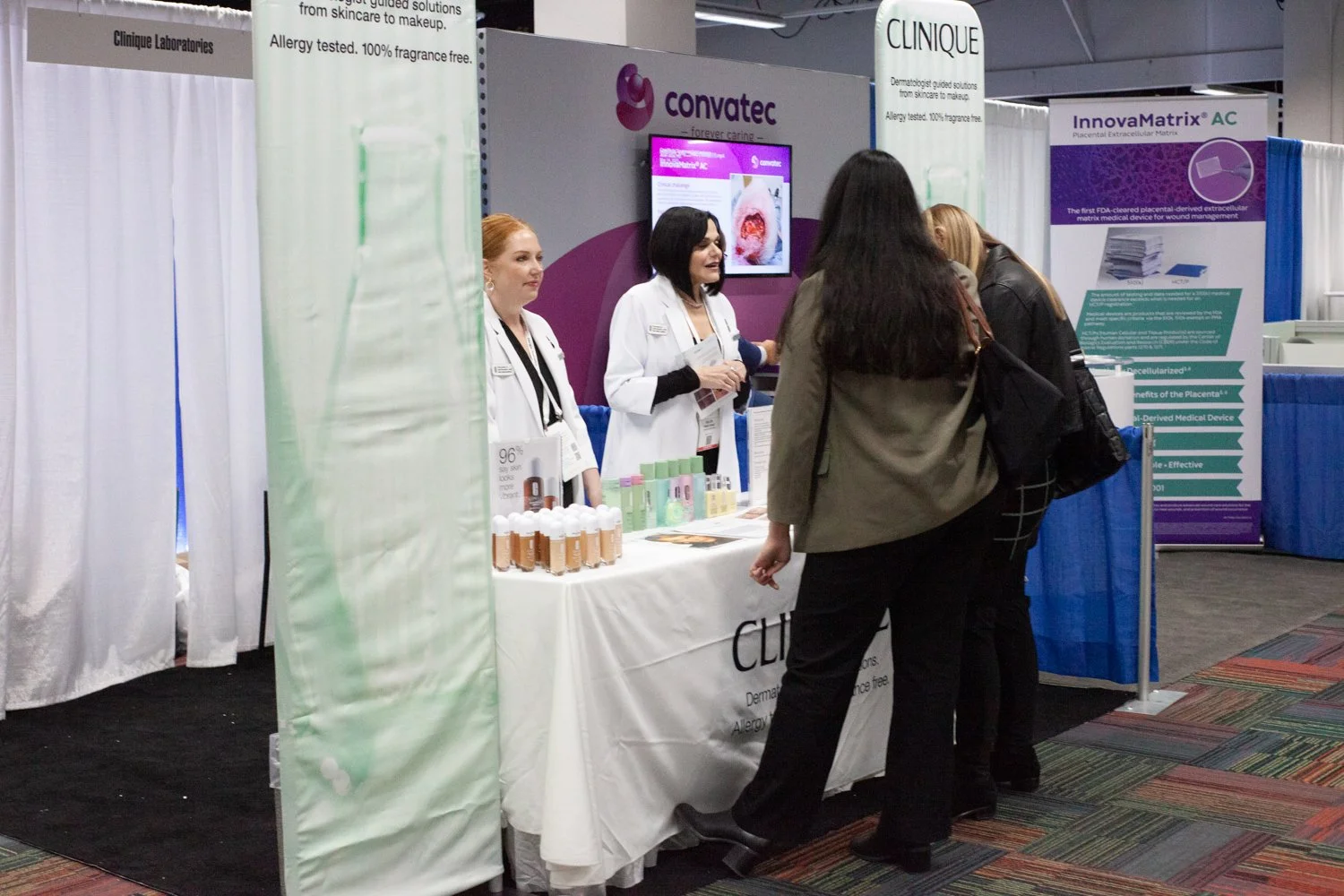 chicago-il-corporate-conference-event-photography-speakers-at-booth-03.jpg