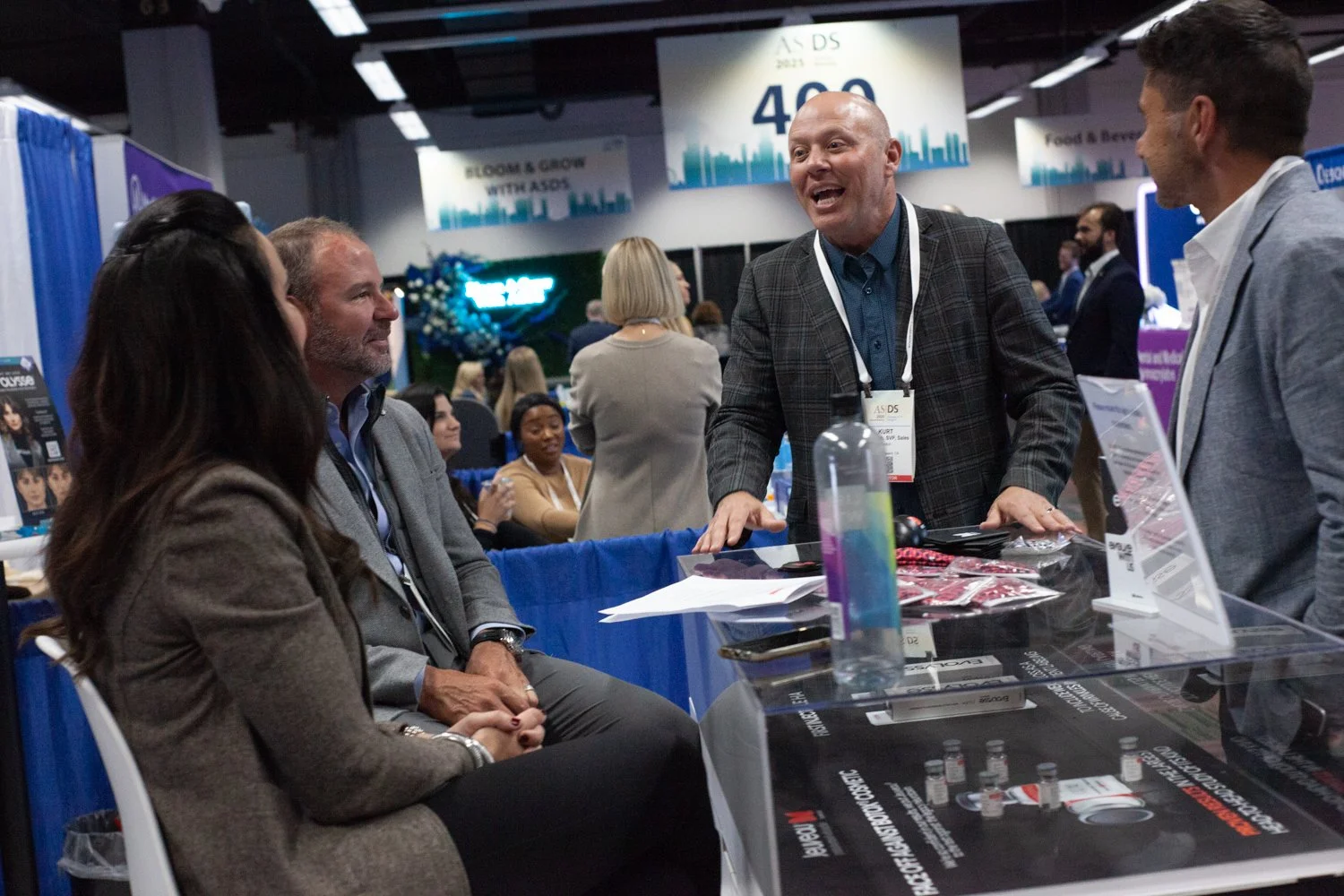 chicago-il-corporate-conference-event-photography-speakers-at-booth-02.jpg