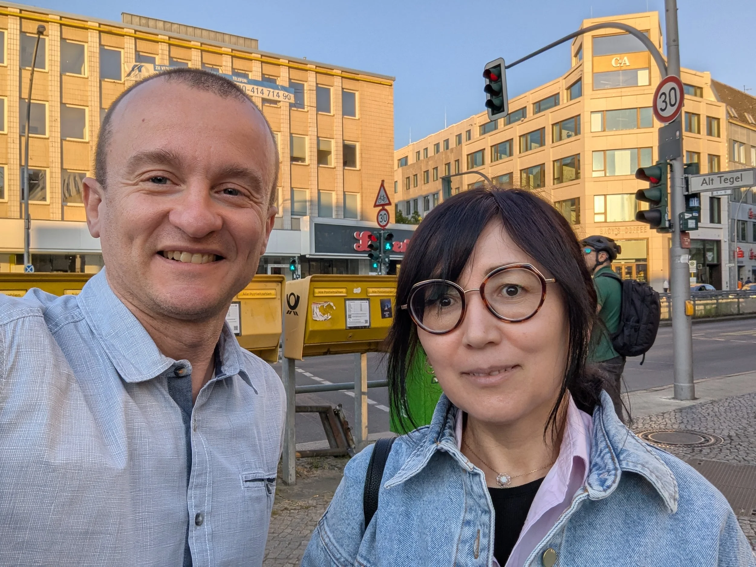 Konstantin und Nargiza nehmen ein Selfie auf nach dem Interview