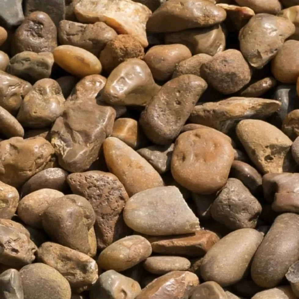 Vários seixos de pedra em tonalidades marrons.