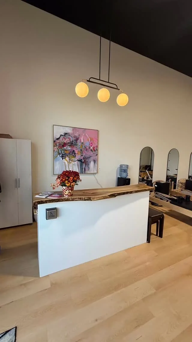 This 48x48 original painting is now being showcased at the Reform Room pilates studio in #woodstock. Thank you Nikki for having my work in your space 🙏🏼☺️
Have you been to @reform_room_woodstock yet? The workout is fun, requires my full attention