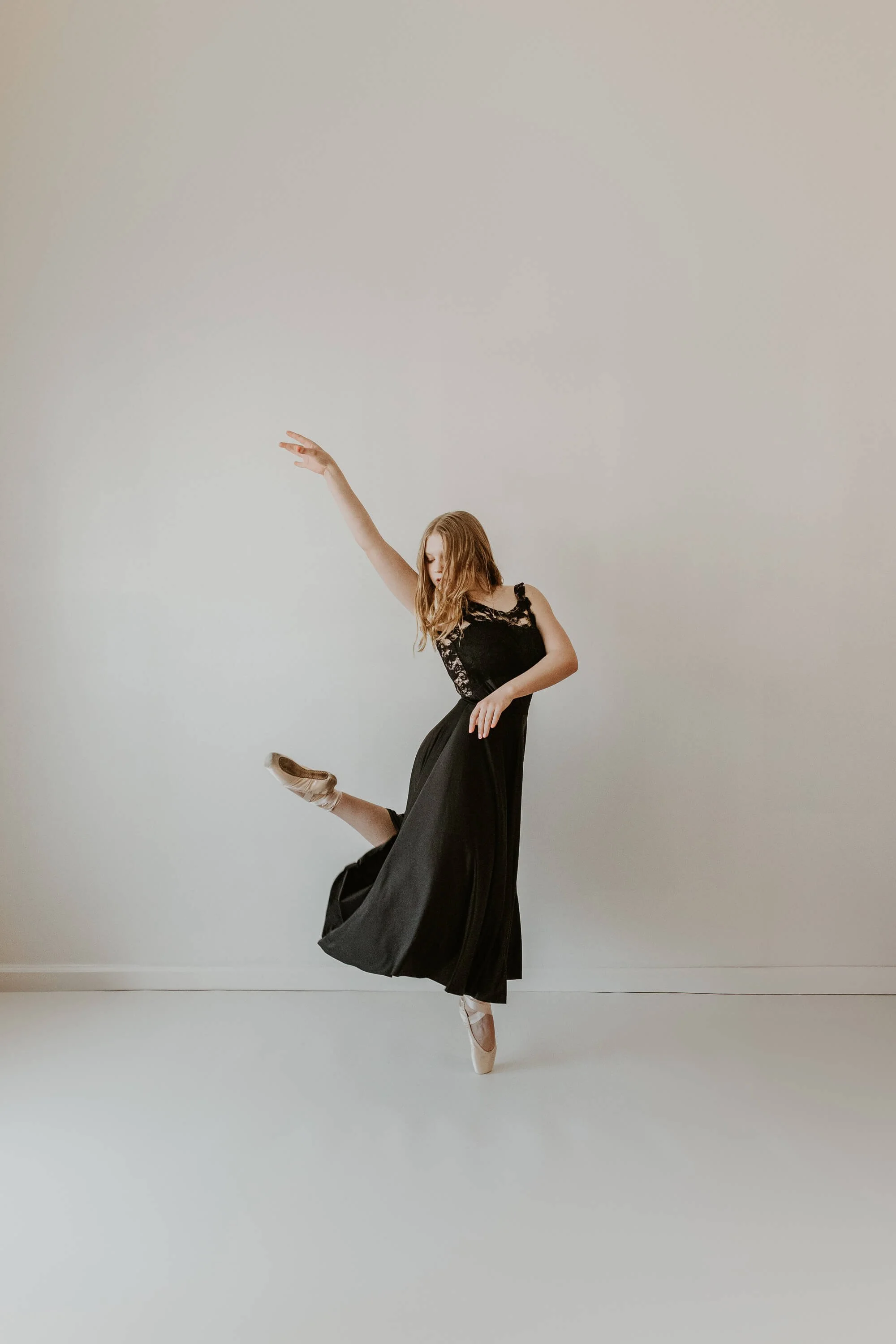 A dancer poses en pointe
