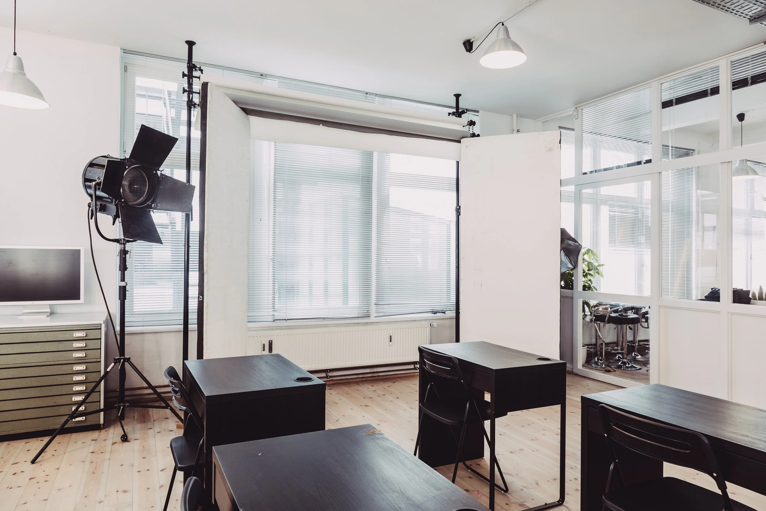 Fotostudio mit Rahmen, Beleuchtung, Tischen und Stühlen