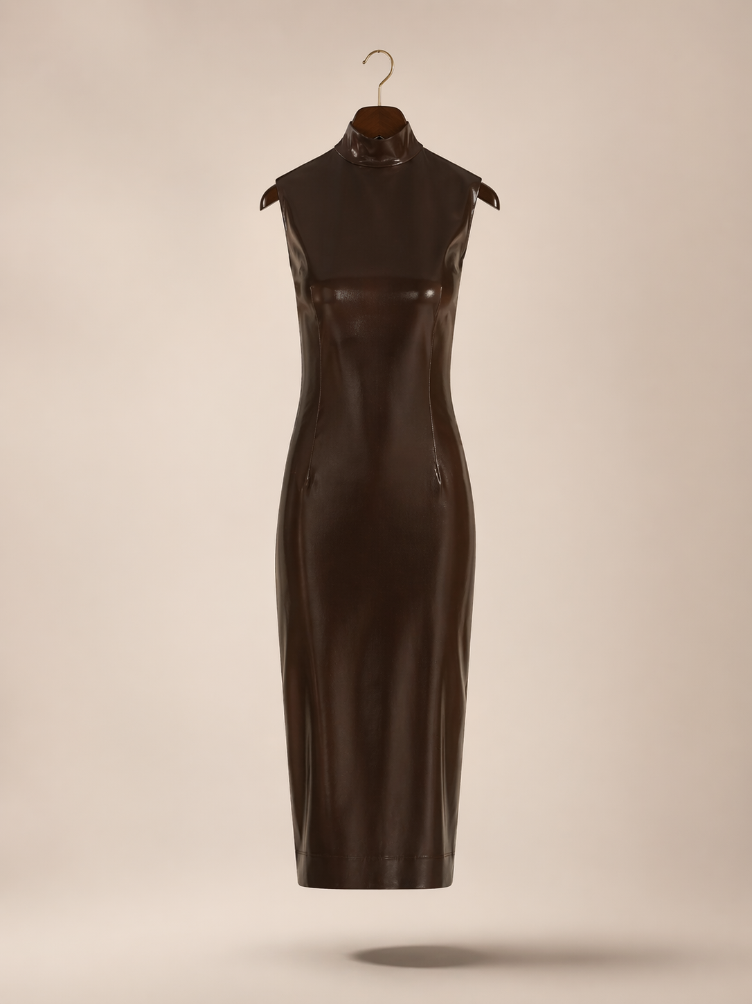 Vestido longo de couro marrom escuro suspenso por cabide, exibido contra fundo neutro.