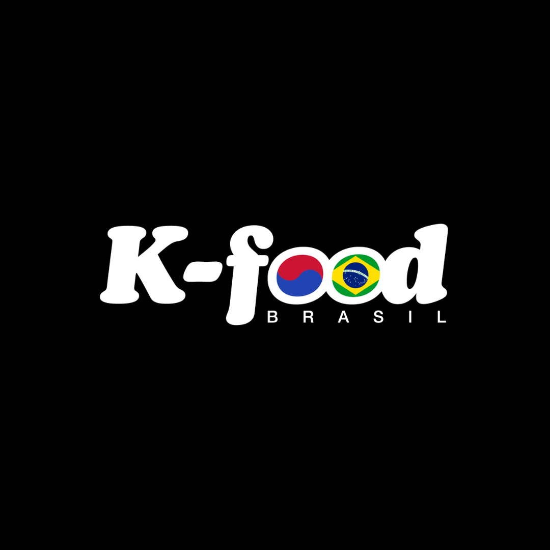 Logotipo de um site de comida coreana no Brasil, com a palavra 'K-food' em letras brancas e 'Brasil' em letras menores abaixo, com os círculos das bandeiras da Coreia do Sul e do Brasil substituindo o 'o' em 'food'.