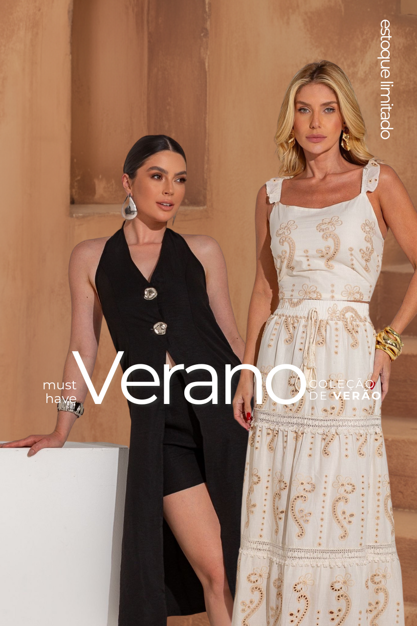 Duas mulheres vestindo roupas de verão, uma com vestido branco com detalhes dourados e outras com vestido preto, posando em ambiente com parede de tom terra.