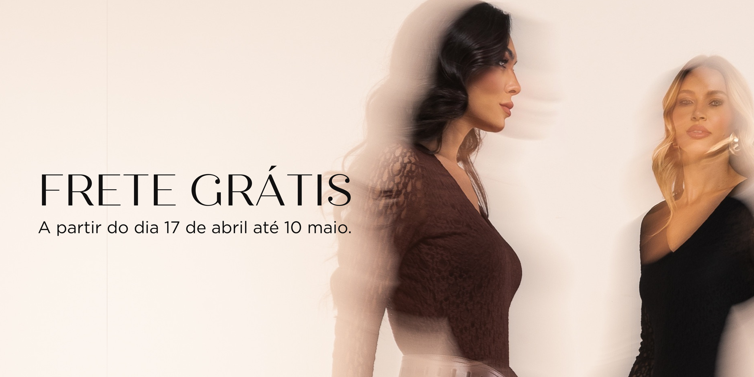 Duas mulheres com cabelo longo e vestido de cor escura olhando para o lado, ao lado do texto "Frete grátis a partir de 17 de abril até 10 de maio".