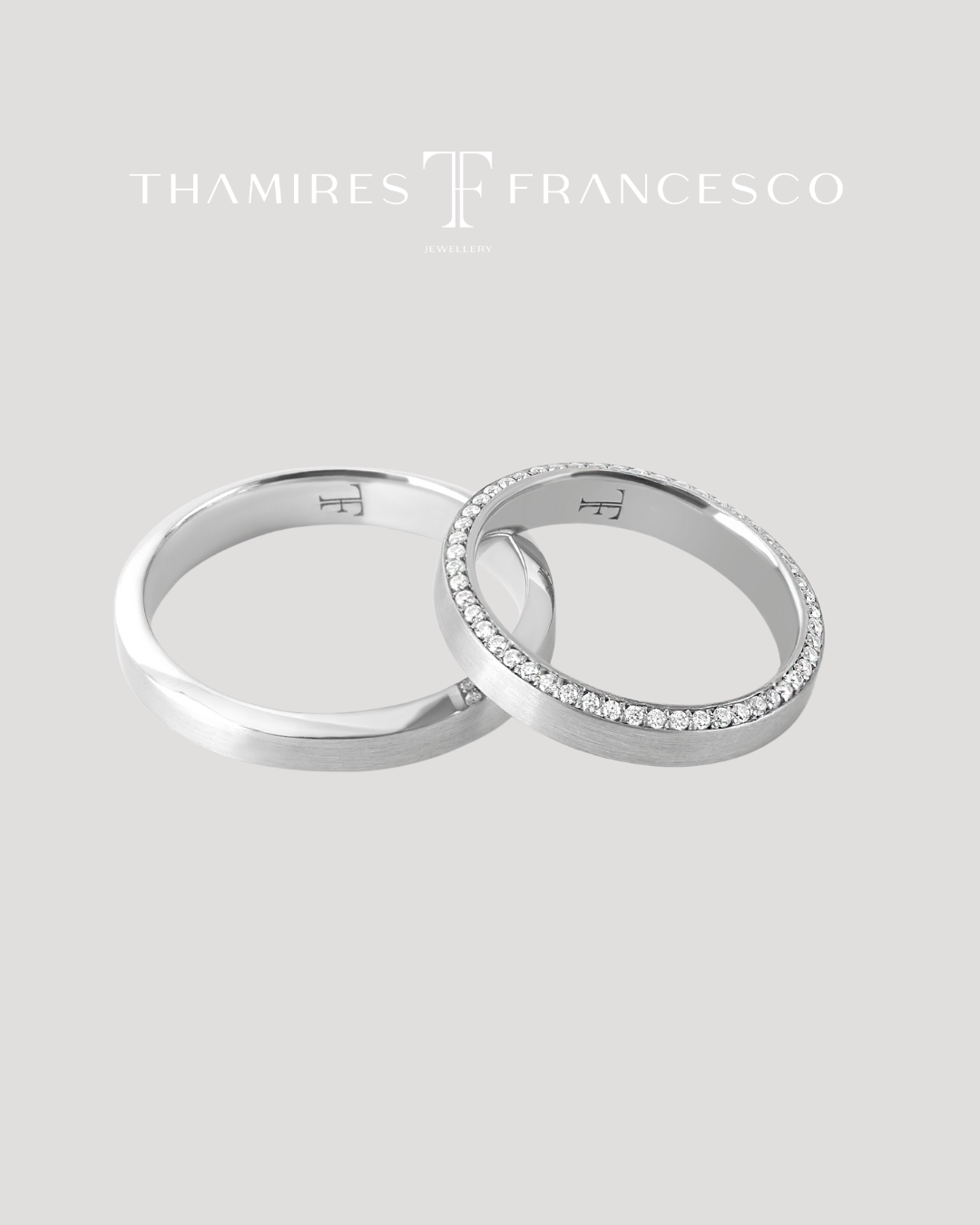 Dois anéis de casamento de prata, um com faixas lisas e outro com pedras brilhantes, sobre fundo cinza claro com o texto 'Thamires Francesco' e 'Jewellery'.