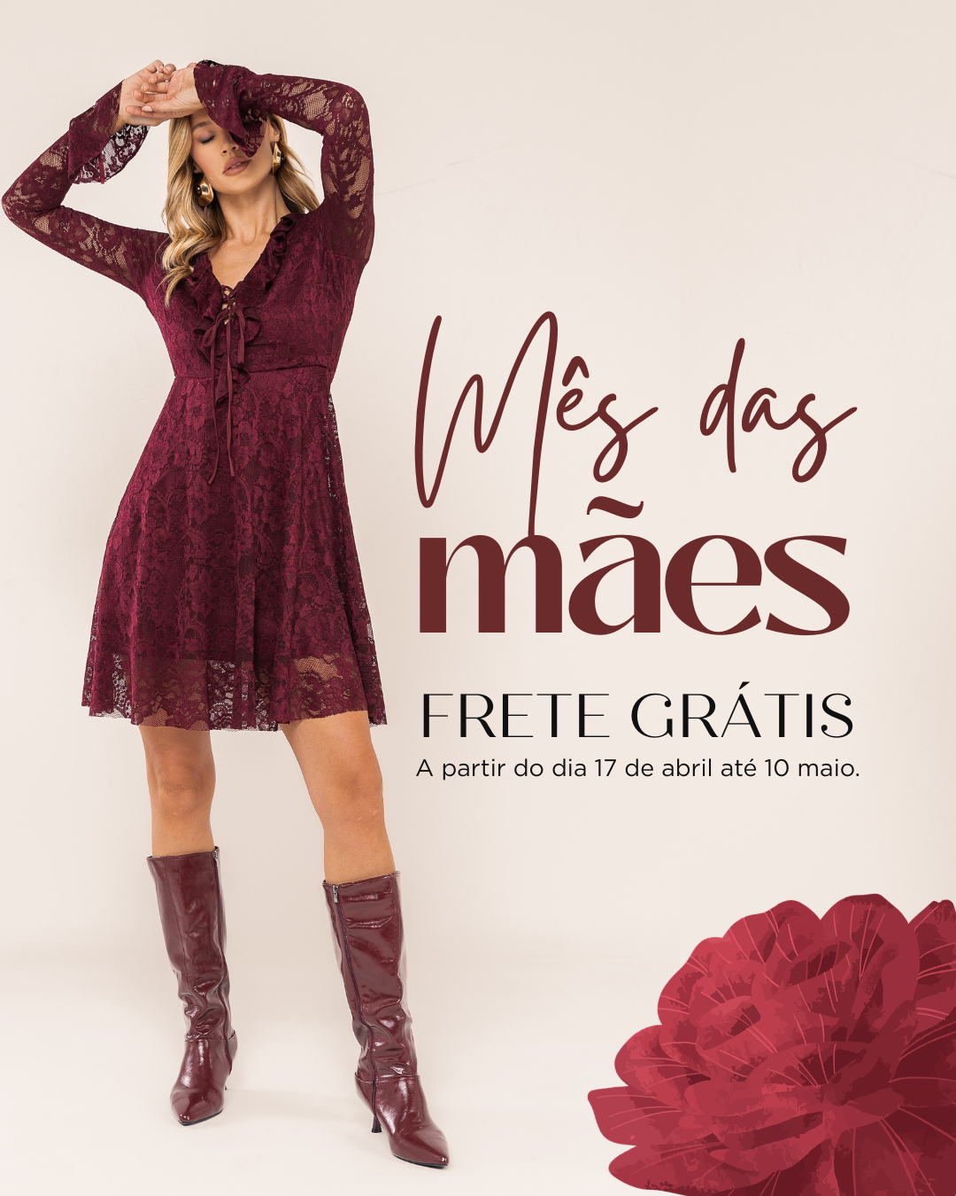 Mulher com vestido de renda vinho, botas de salto alto também vinho, com uma mão na testa, promovendo dia das mães com presente de frete grátis de 17 de abril a 10 de maio.