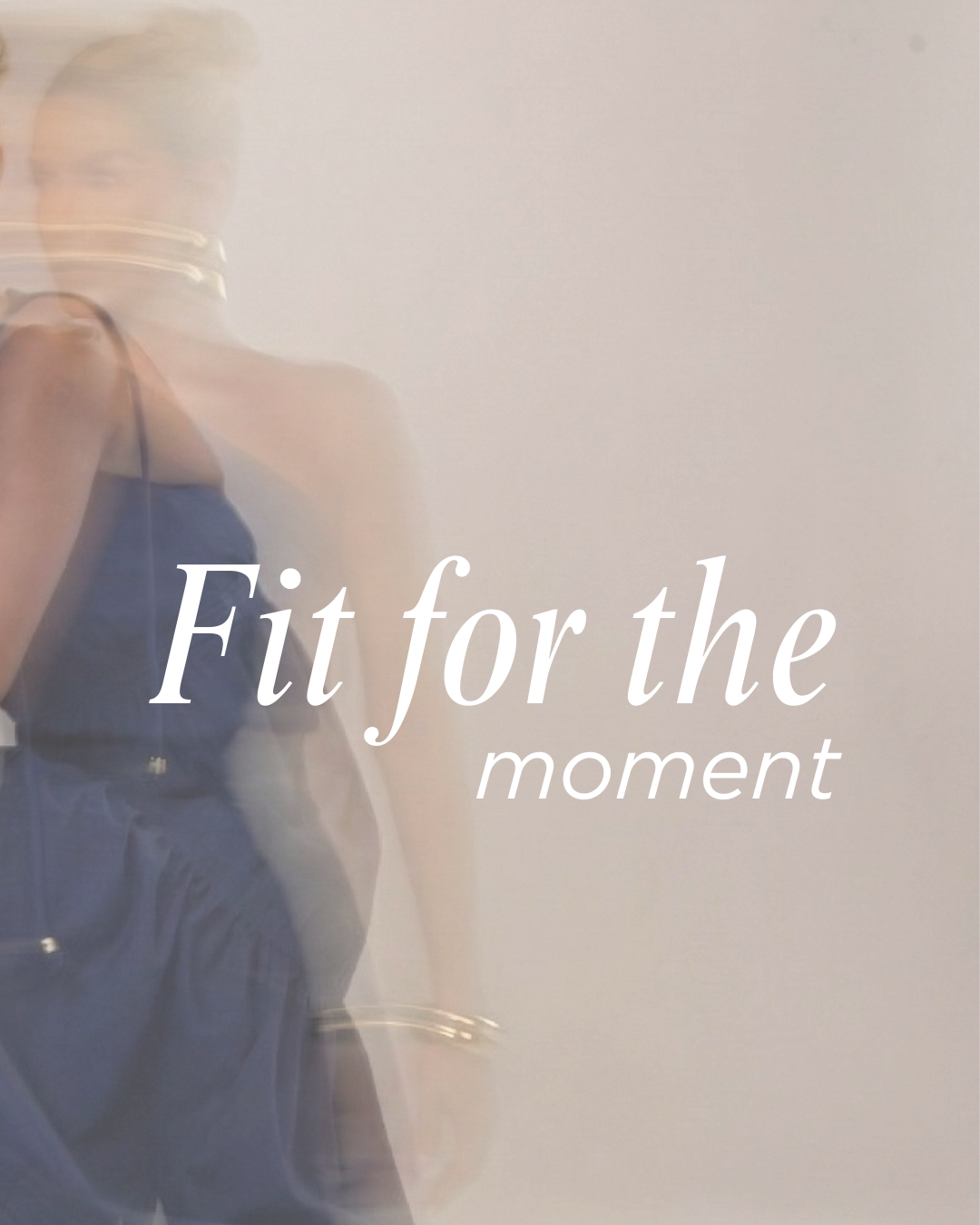 Pessoa vestida com roupas esportivas, posando de lado com uma parede branca ao fundo, com a frase 'Fit for the moment' escrita em destaque.