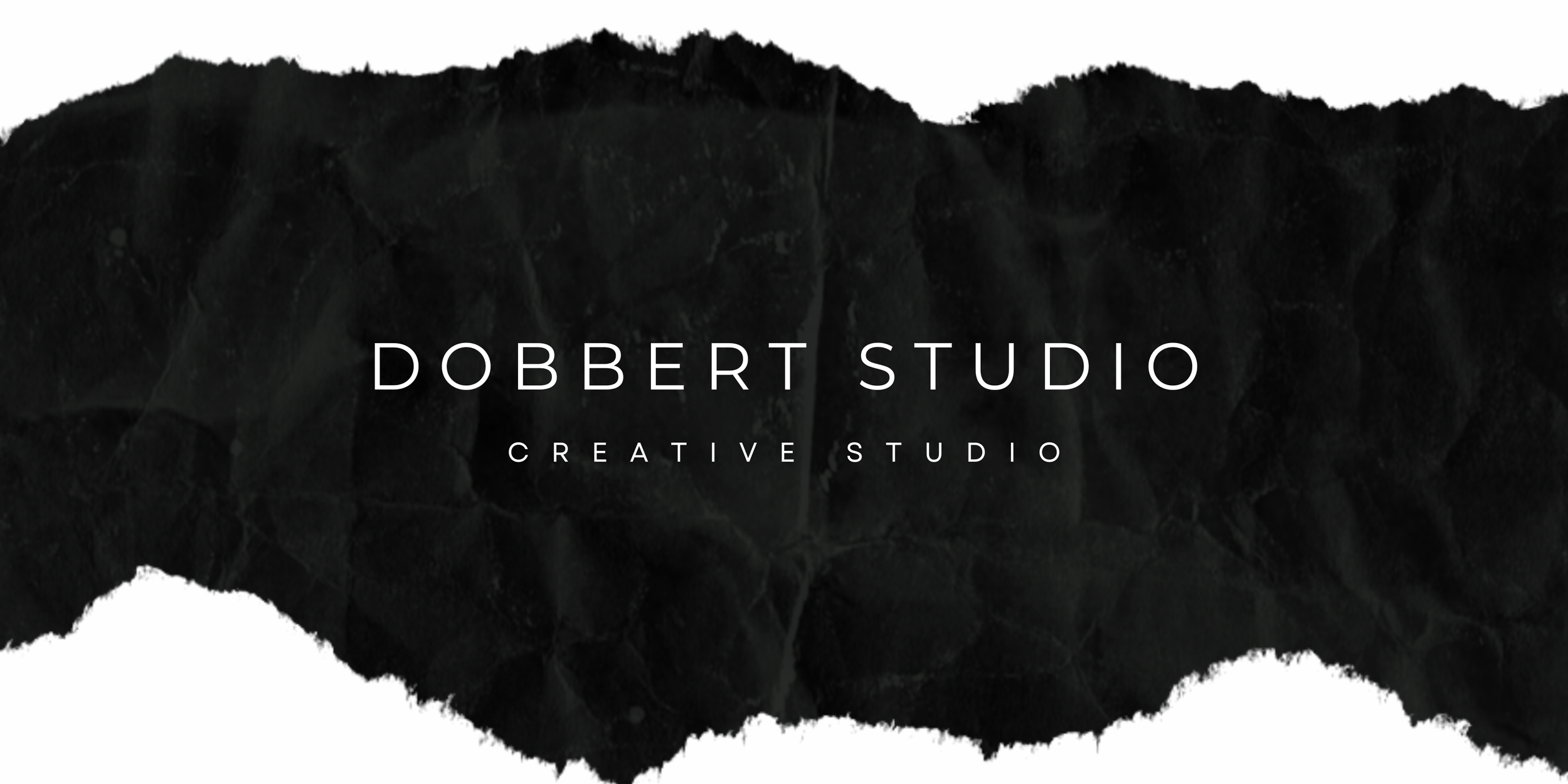 Imagem de fundo com textura de pedra preta, com o texto branco: 'DOBBERT STUDIO CREATIVE STUDIO' ao centro.