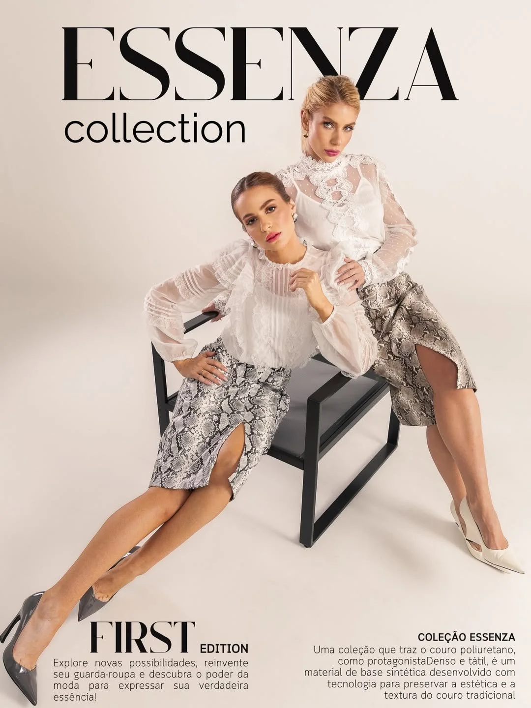 Duas mulheres com roupas elegantes da coleção Essenza da First Edition, uma sentada no chão e a outra em pé, ambas com roupas de padrão de onça e sapatos de salto alto, posando de frente para a câmera.