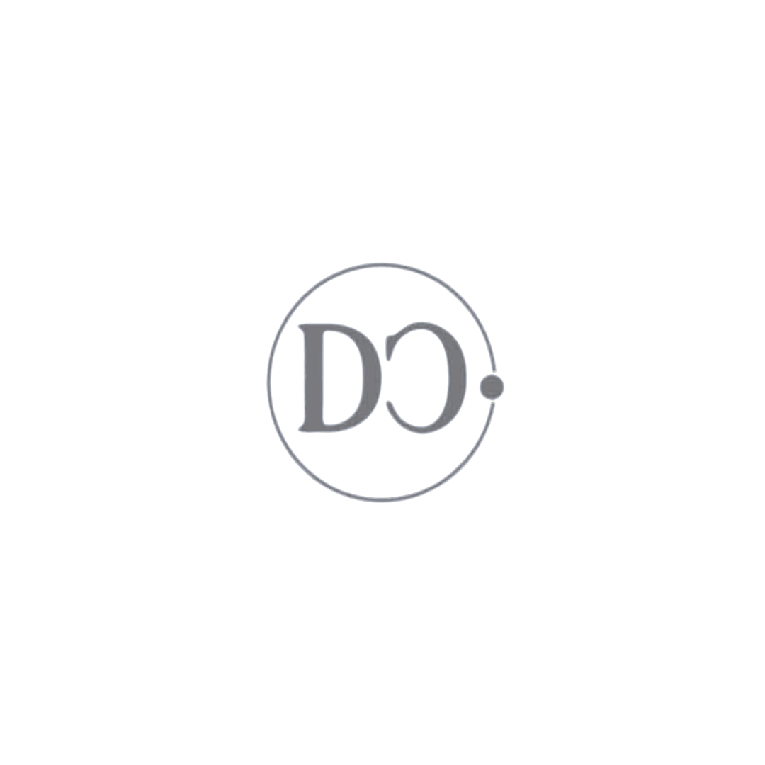 Logotipo com as letras 'D' e 'C' dentro de um círculo, em cores bege sobre fundo preto.