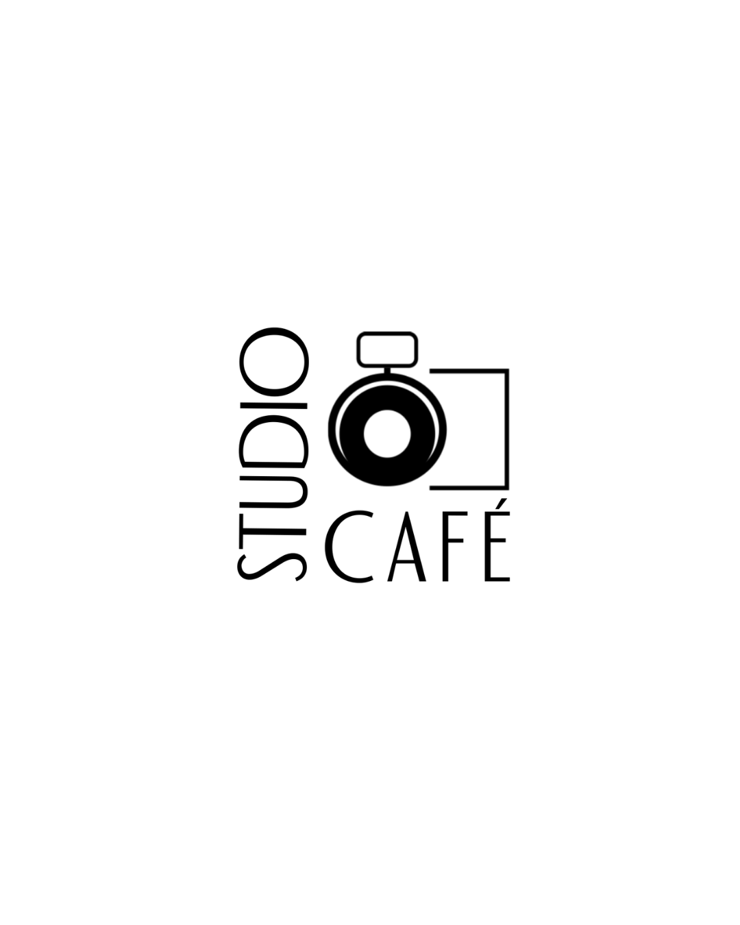 Logo em preto e branco com uma câmera fotográfica estilizada e o texto 'STUDIO CAFÉ' ao lado.