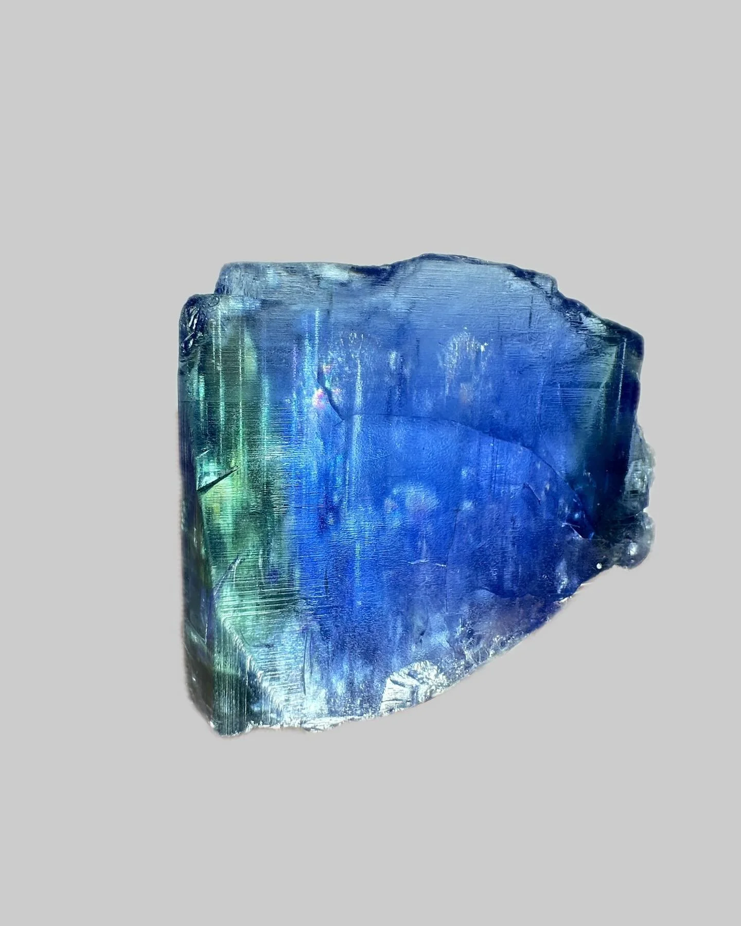 I can&rsquo;t believe I found this bi-color Tanzanite 😳 
.
.
.
. 
This is a very rare bi-color tanzanite, blue and green. This tanzanite has a reflective color making it even more rare. 23.4 grams Available 
.
.
1300$ obo