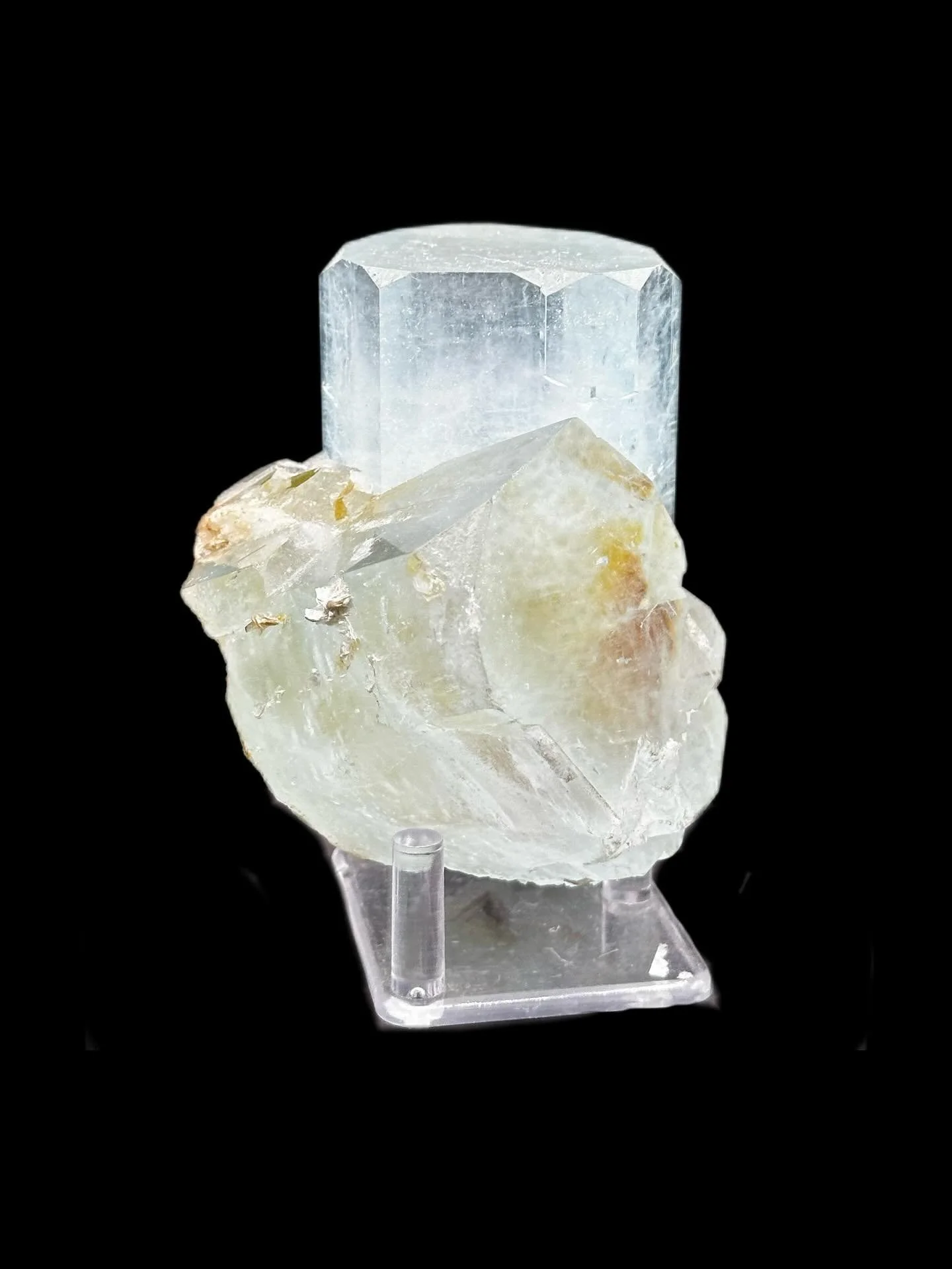 Majestic 700g+ Double-Terminated Aquamarine 💎
A true collector&rsquo;s treasure &mdash; this massive, double-terminated aquamarine crystal boasts incredible clarity, natural symmetry, and that iconic icy blue hue that captures the essence of nature&