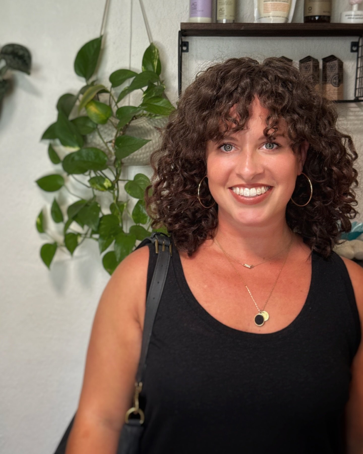 Curly bangs are always a good idea, and they go really nice with those very convenient summer ponytails and ear tucks!

#curlyhair #naturalcurls #summercurls #curlybangs #clearwatercurls #tampacurls #clearwaterhair