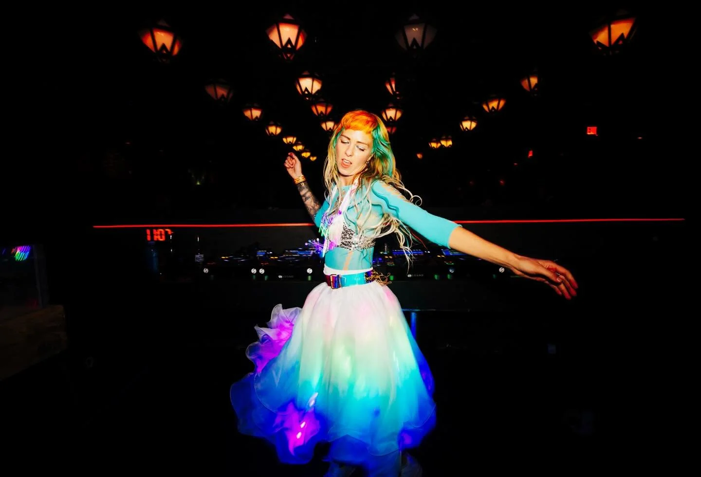 New Color for Lena from Mr.Andrew 🍊

#vividhair #hollywoodhair #silverlakehairstylist #losangeleshaircolorist #greendoorsalonla