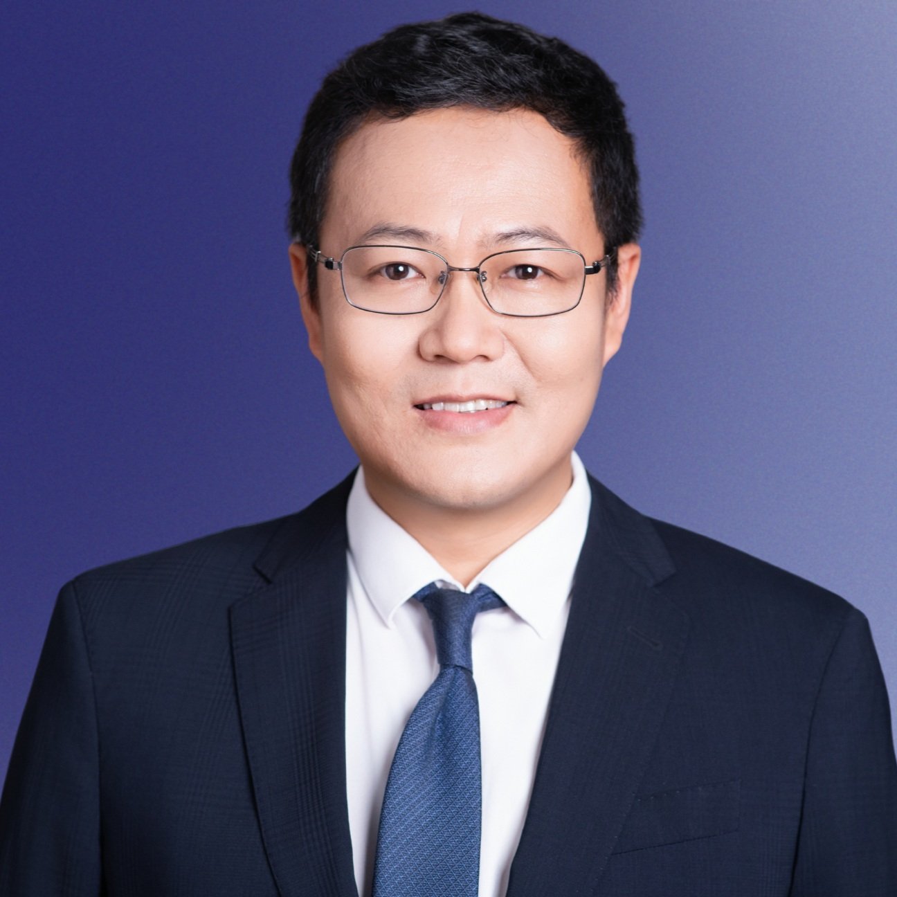 Headshot-Robbie (4).jpg