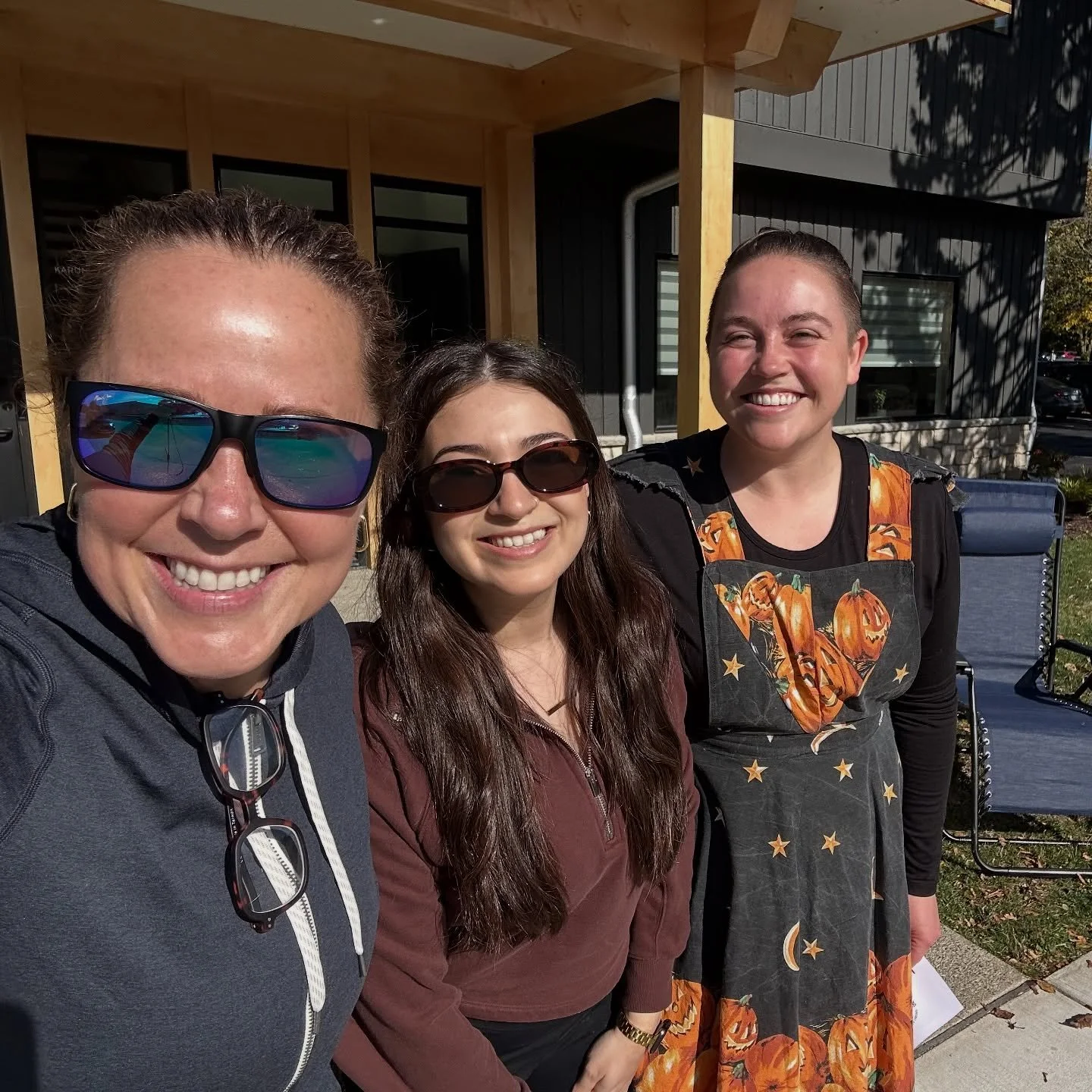 Our team loves the @downtownperrysburg events! 🎃 So much fun passing out candy to our community. 

#wellnesscenter #perrysburgohio #downtownperrysburg #karunahouse #compassioninaction