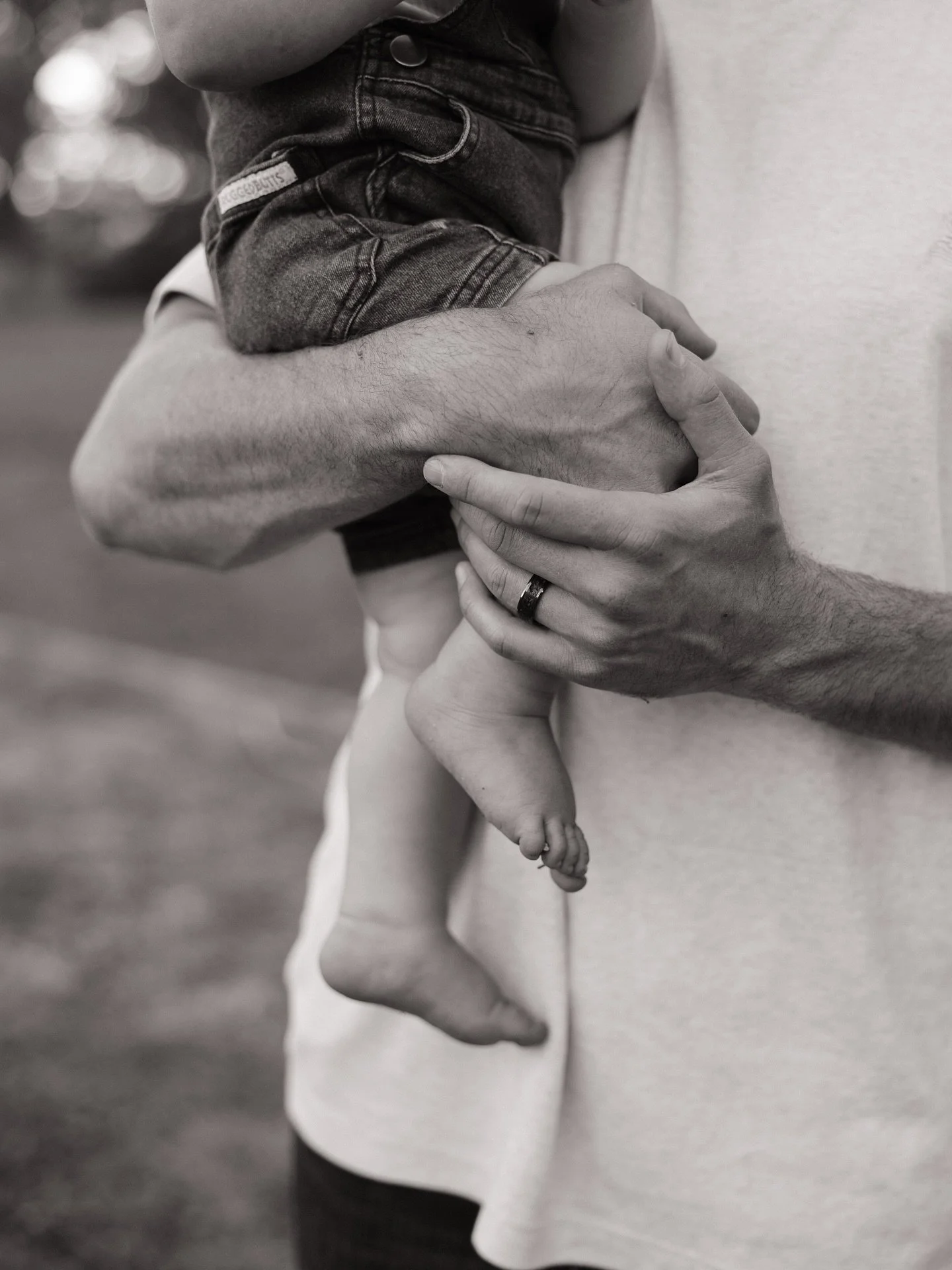 The little moments you never want to forget 🤍 

#familyphotos #fallfamilyphotos #toddlerfamilyphotos #northdakotafamilyphotographer #lifestylefamilyphotography