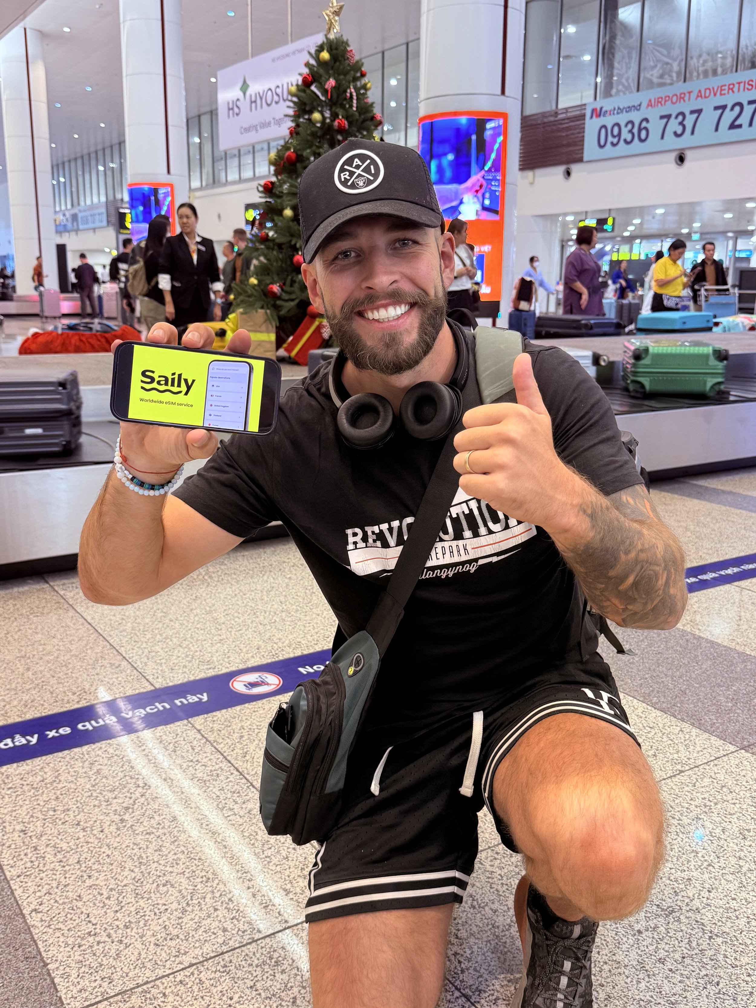 Digital nomad, smiths on tour using sim saily for travelling between destinations worldwide