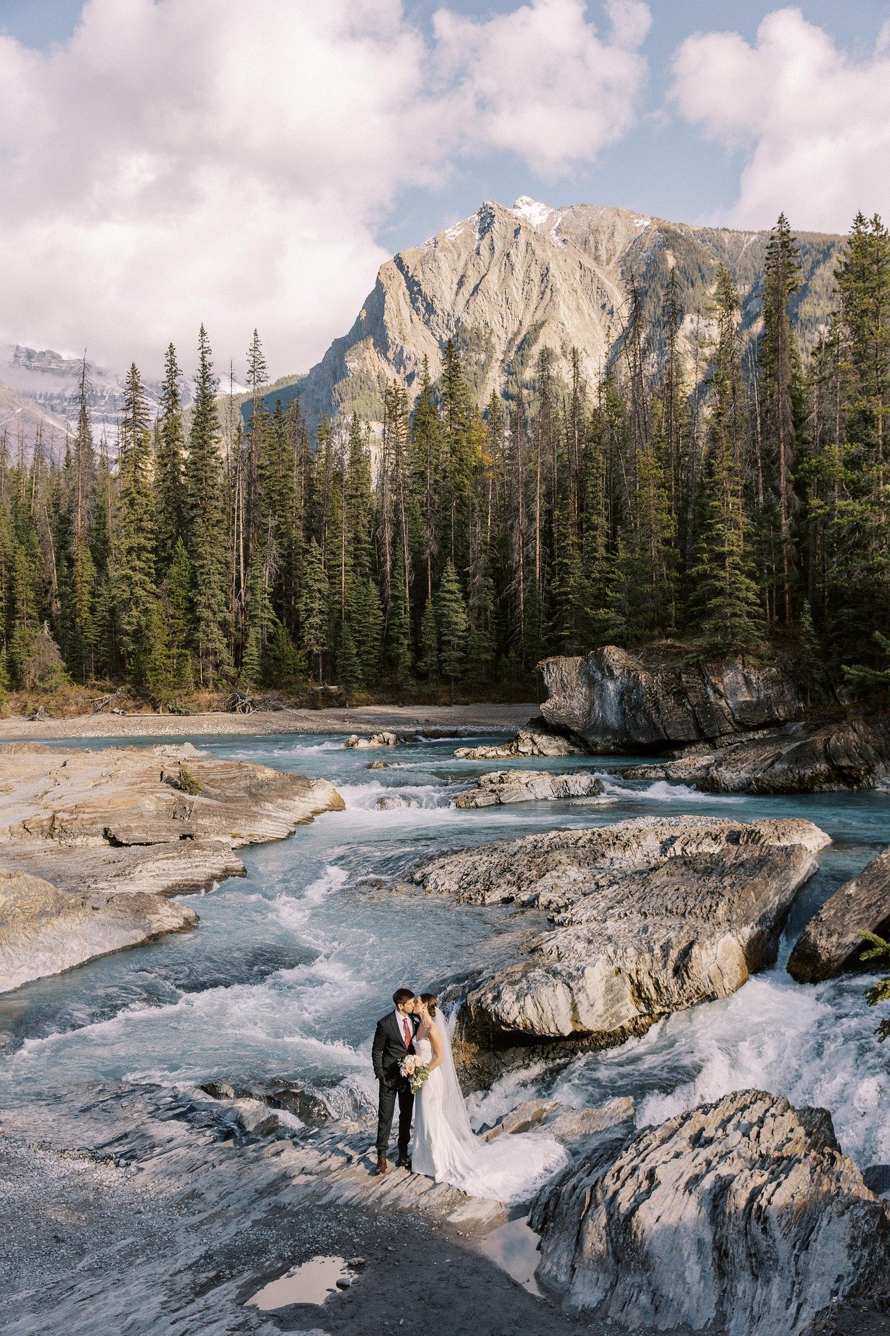 mountains-8411045_1920.jpg