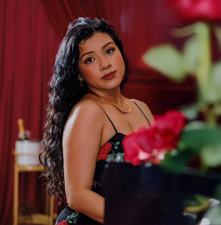 Sonáli (she/her) is a Mexican-Salvadorian singer, visual artist, and creative director based in Austin, Texas. Rooted in Jazz, Latin Jazz, Boleros, Salsa, Afro-Cuban rhythms, and Latin Soul, her performances blend musical improvisation with expressiv