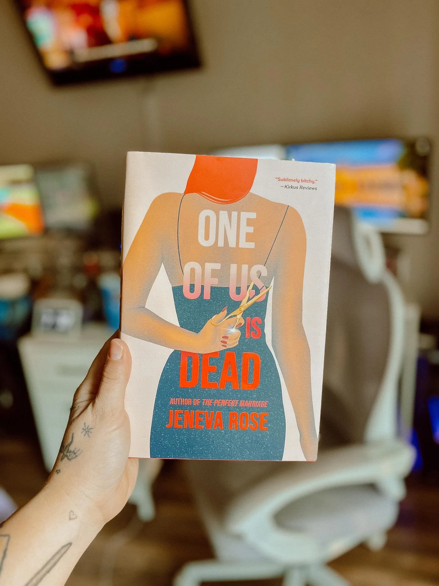 Happy Day 4 of @thisissummerween 👻
My current read is One of us is Dead by @jenevaroseauthor !
#summerween #summerreading #summerreads #bookstagram