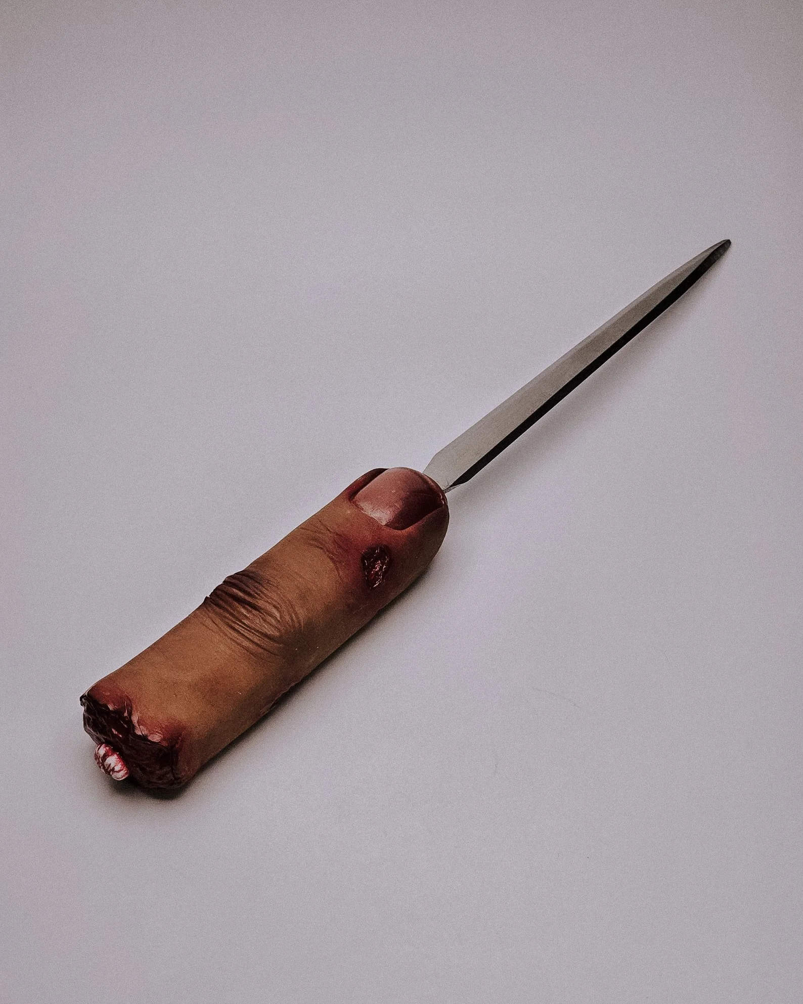 Add a touch of terror to your desk with this severed finger letter opener. It’s weird, it’s wonderful, and it’s bound to make your mail-opening routine unforgettable. Great for horror fans, Halloween lovers, or chaotic office energy.