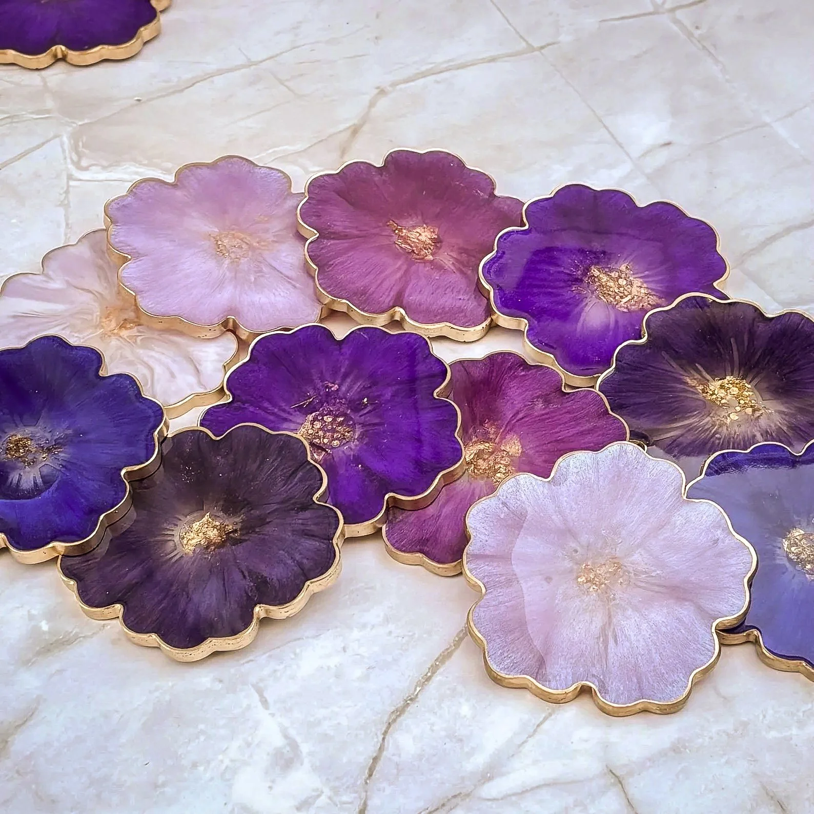 Elegant resin coasters with embedded purple flowers, handcrafted for cottagecore tabletops, dreamy kitchens, or nature-inspired gifting.