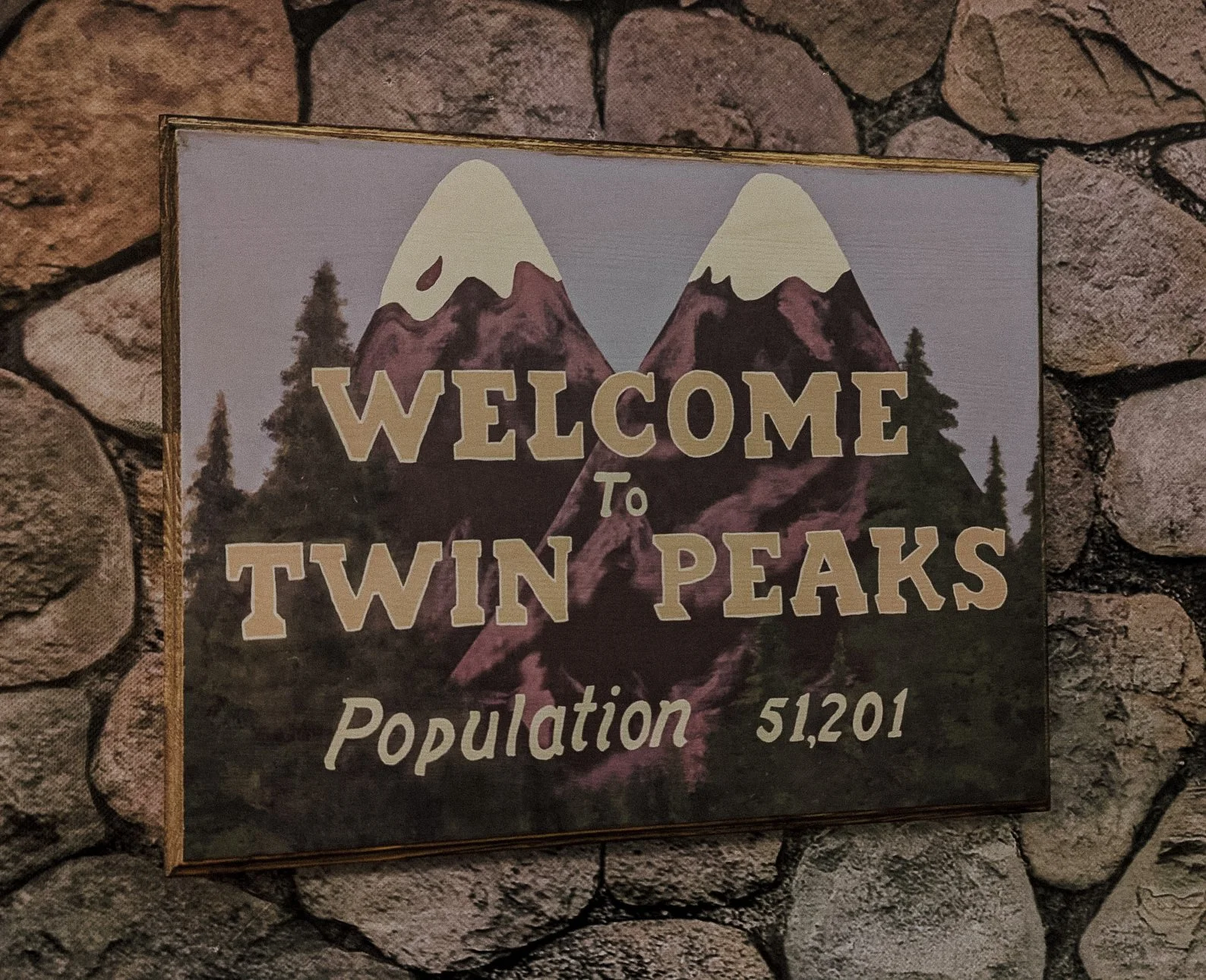 Extra-large 11” x 14” wooden wall plaque featuring the iconic “Welcome to Twin Peaks” sign with snow-capped mountains and vintage-style design. Perfect for fans of the show and rustic home decor enthusiasts.
