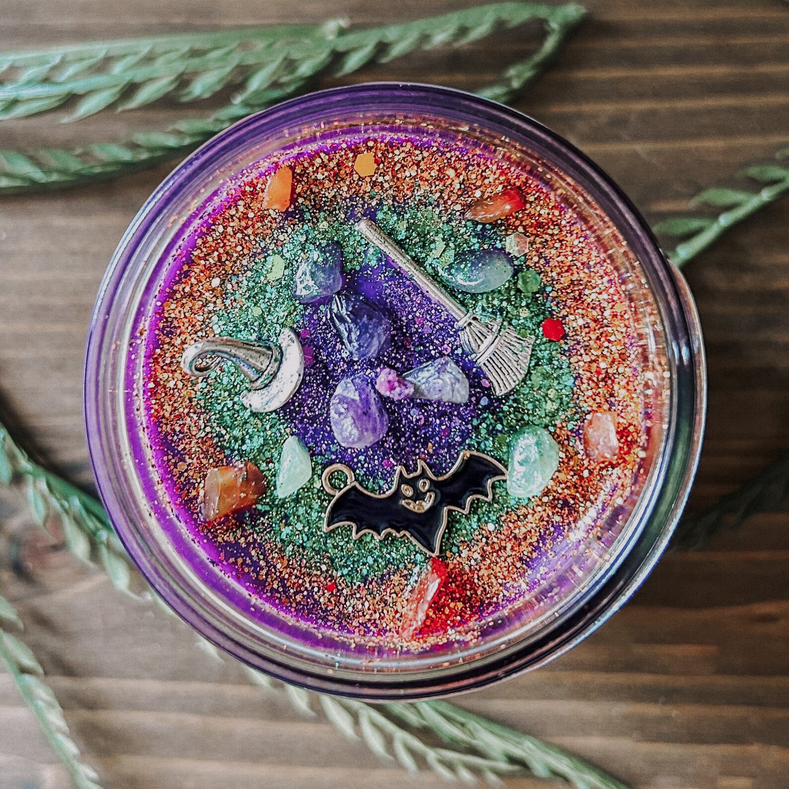 Halloween-themed candle inspired by Hocus Pocus, featuring witchy label art and spooky scents. A must-have for Sanderson sisters fans, witchcore decor lovers, and Halloween home vibes.