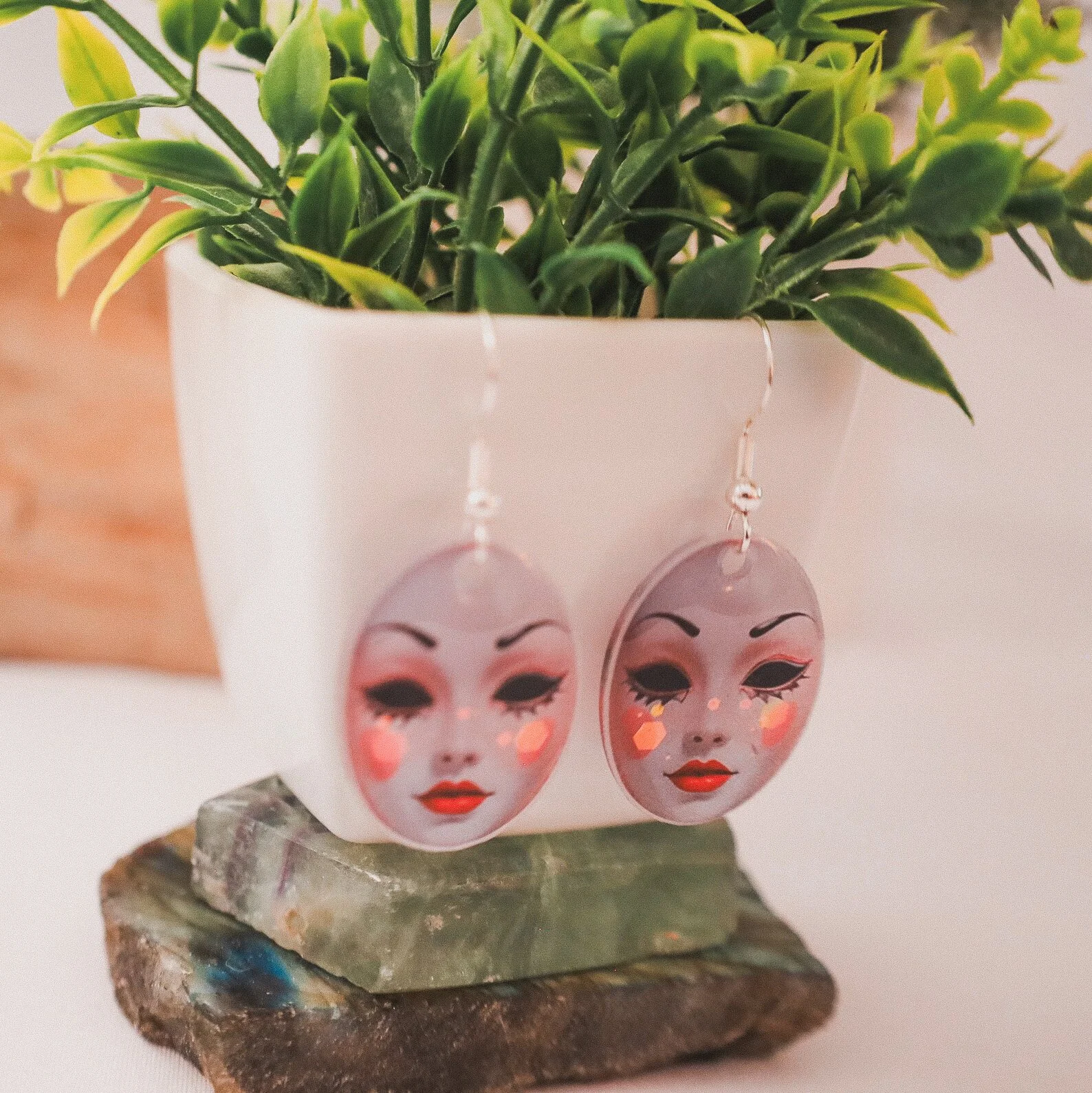 Equal parts adorable and unsettling, this creepy kawaii doll face is here to haunt your heart. With soft blush and hollow eye sockets, it strikes the perfect balance between sweet and spooky. Whether you’re into pastel horror, uncanny collectibles, o