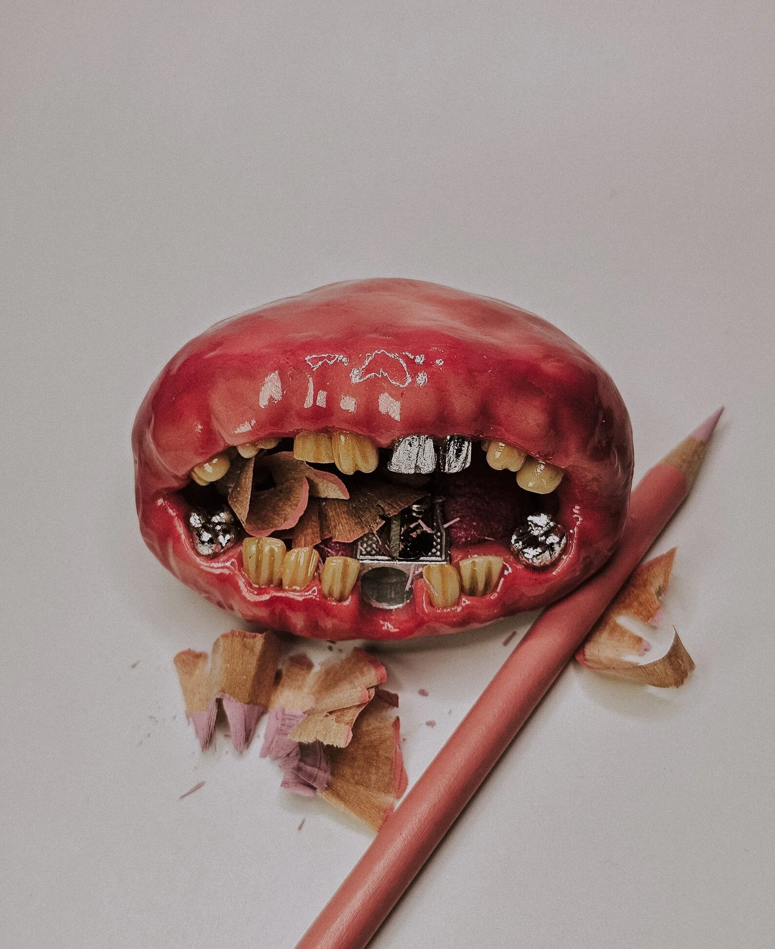 Sharpen your pencils in the weirdest way possible with this open-mouth sharpener that screams “I’m not like other supplies.” Perfect for horror lovers, collectors of oddities, and maximalists with a twisted sense of humor.
