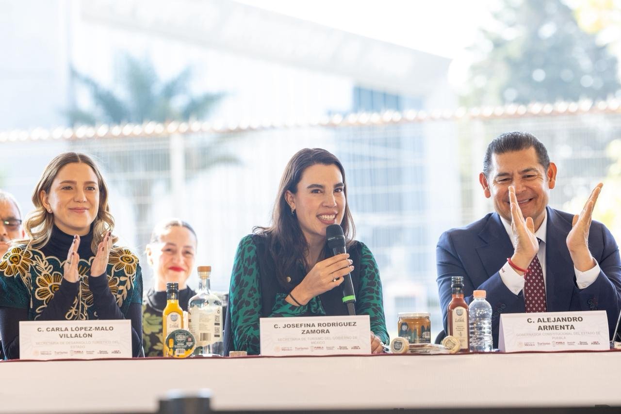 Asiste secretaria de Turismo, Josefina Rodríguez Zamora, a la apertura de 12 nuevas rutas aéreas en Puebla.