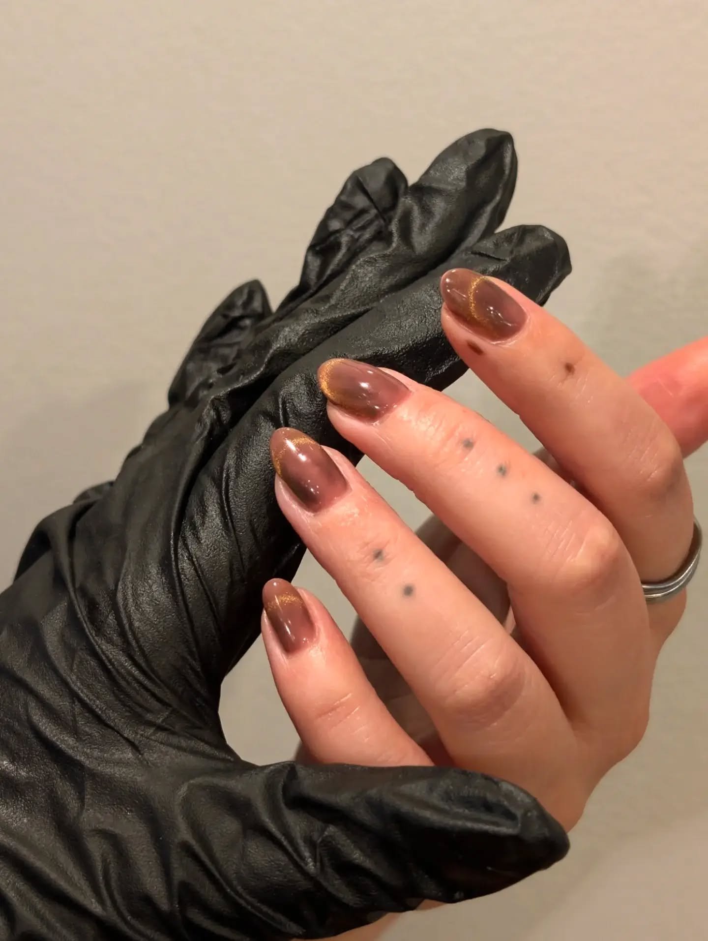 If you want a versatile look for your nails, catseye polish is the one ✨

After growing out this clients length with this awesome blue/black polish combo, we switched up the shape and added dimension to the polish with a gold catseye

Swipe to see th