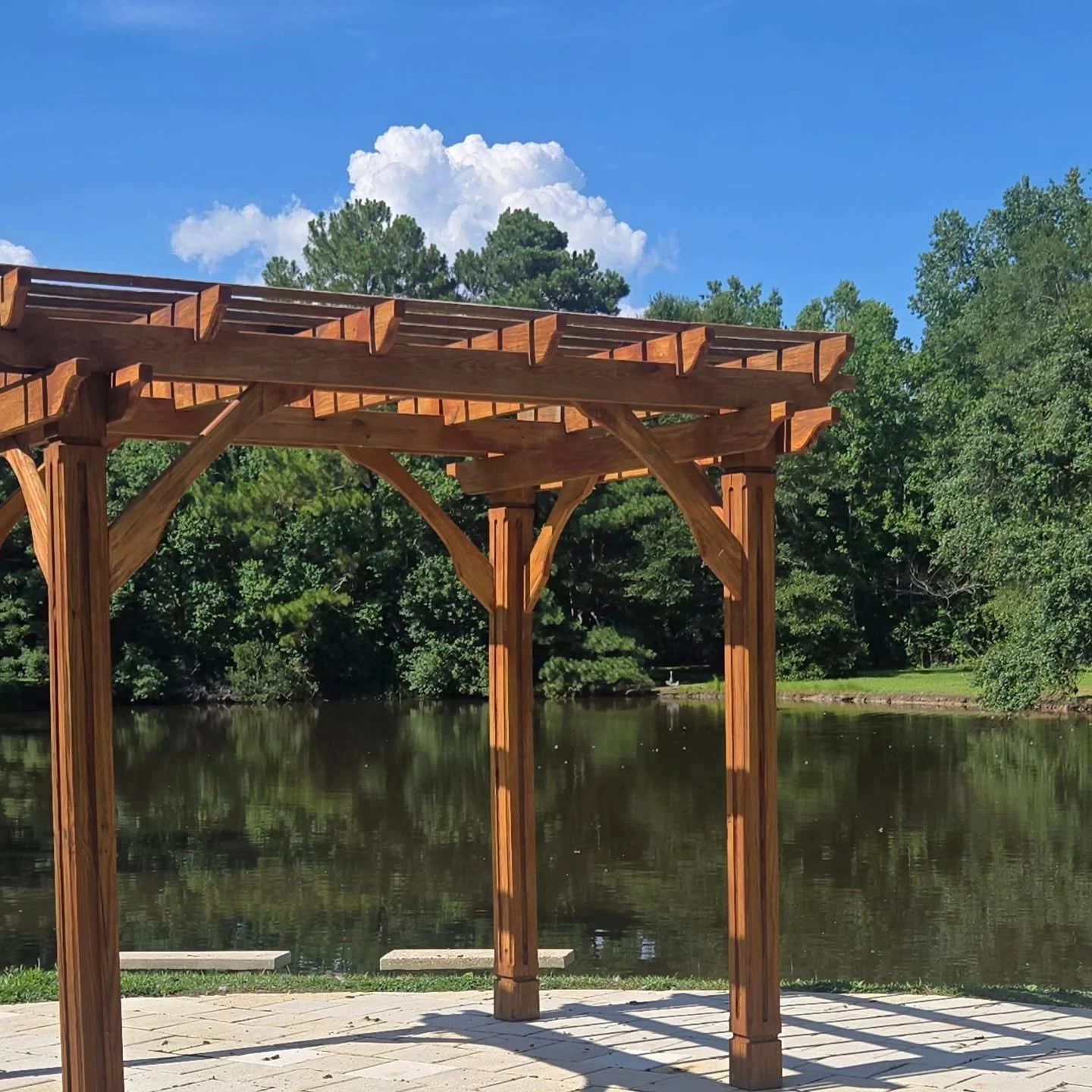 Natural Elegance 🤍💐 

#weddingvenue #eventvenue #mobilealabama #semmesalabama #blueheronpond #blueheronpondvenue #nature #peaceful #pond